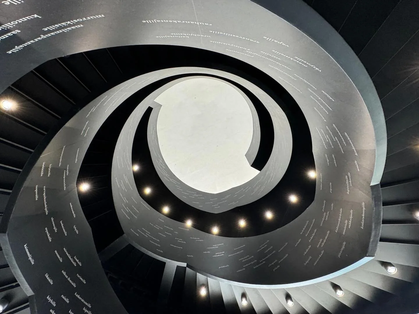 Affirmationen sind mehr als Worte.
 In meinem neuen Blogbeitrag schreibe ich dar&uuml;ber, wie Affirmationen in Einzelsitzungen und im Live-IUNISONO bewusst eingesetzt werden &ndash; und warum ihre Wirkung von innerer Arbeit und Integration abh&auml;