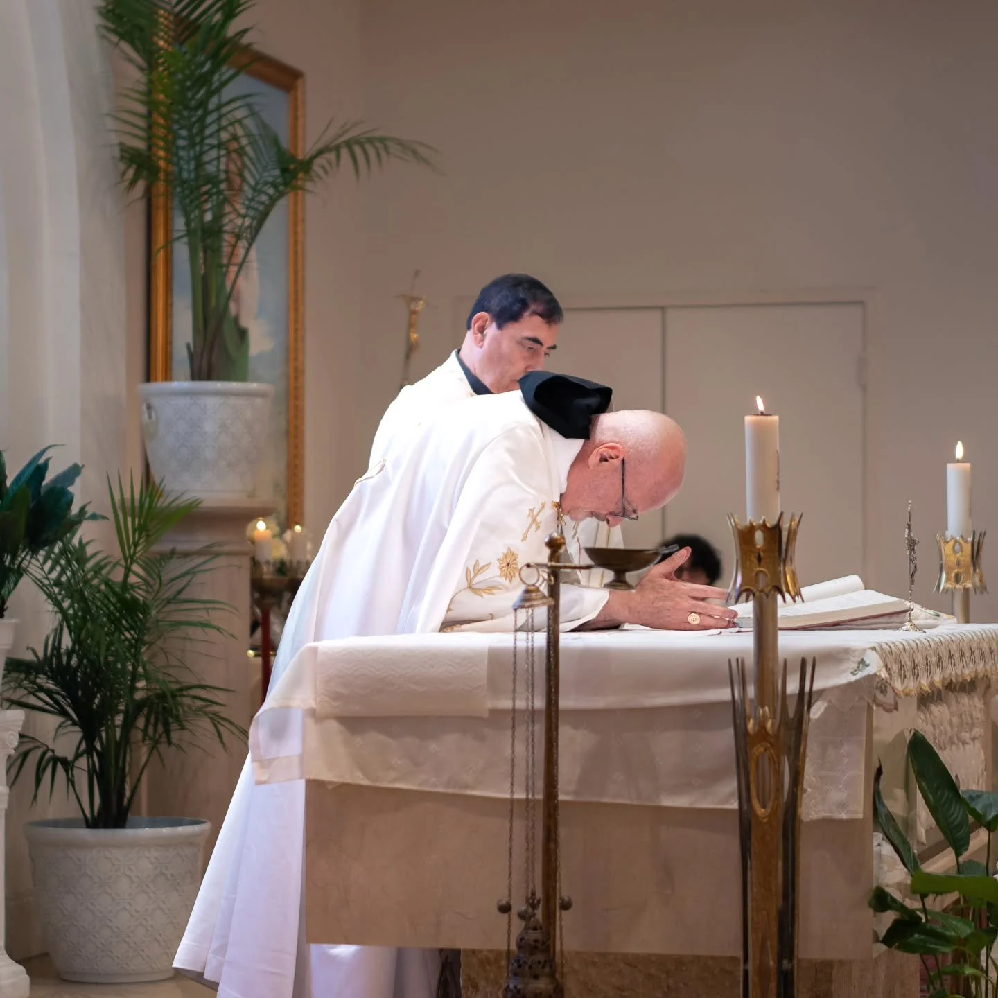 The same hands lifted to heaven
must also serve the broken on earth.

.
.
.
.
.
.
.
.

#Maronite #MaroniteMass #MaroniteCatholic #DivineLiturgy 
#HolyMass #CatholicChurch #EasternCatholic #SacredLiturgy 
#Liturgy #LiturgicalBeauty #VisualLiturgy #Alt