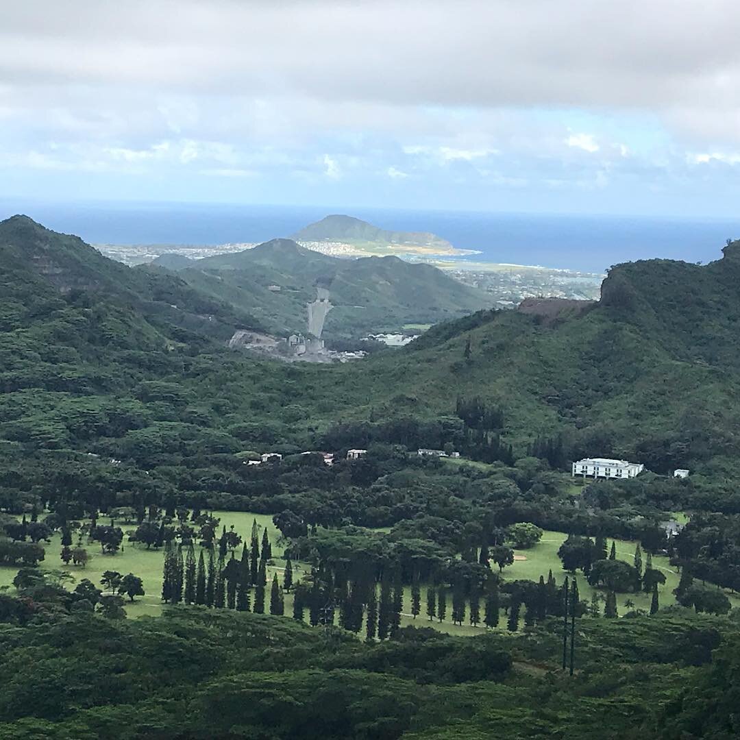 A view of Oahu&rsquo;s Windward side from Nuuanu Pali Lookout! ❤️❤️❤️ #nuuaunupali  #exploreoahu #explorehawaii #travelhawaii #traveloahu  #hawaii #familytravel #beach #foodiefamilytravel