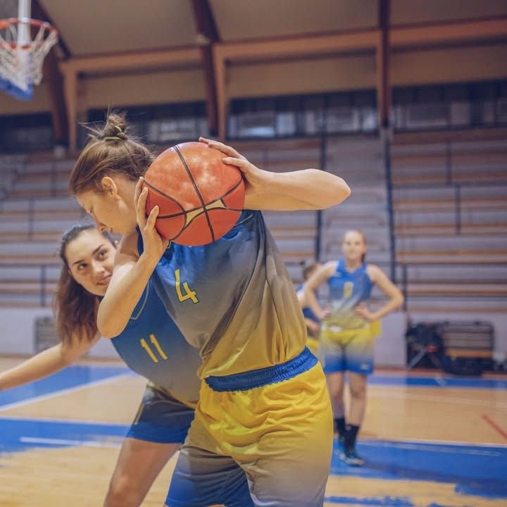 Happy high school basketball season! 🏀

Today I've got a bball CO-PARENTING analogy for you.

Imagine 2 basketball players.

Player #1 is always surprised by their opponent. They don't know any of their habitual moves or tendencies. They don't know 