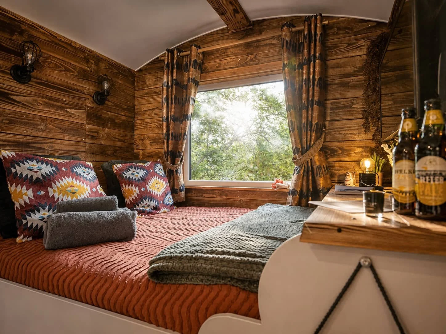 shepherd-hut-design-cosy-interior-rustic-decor.jpg