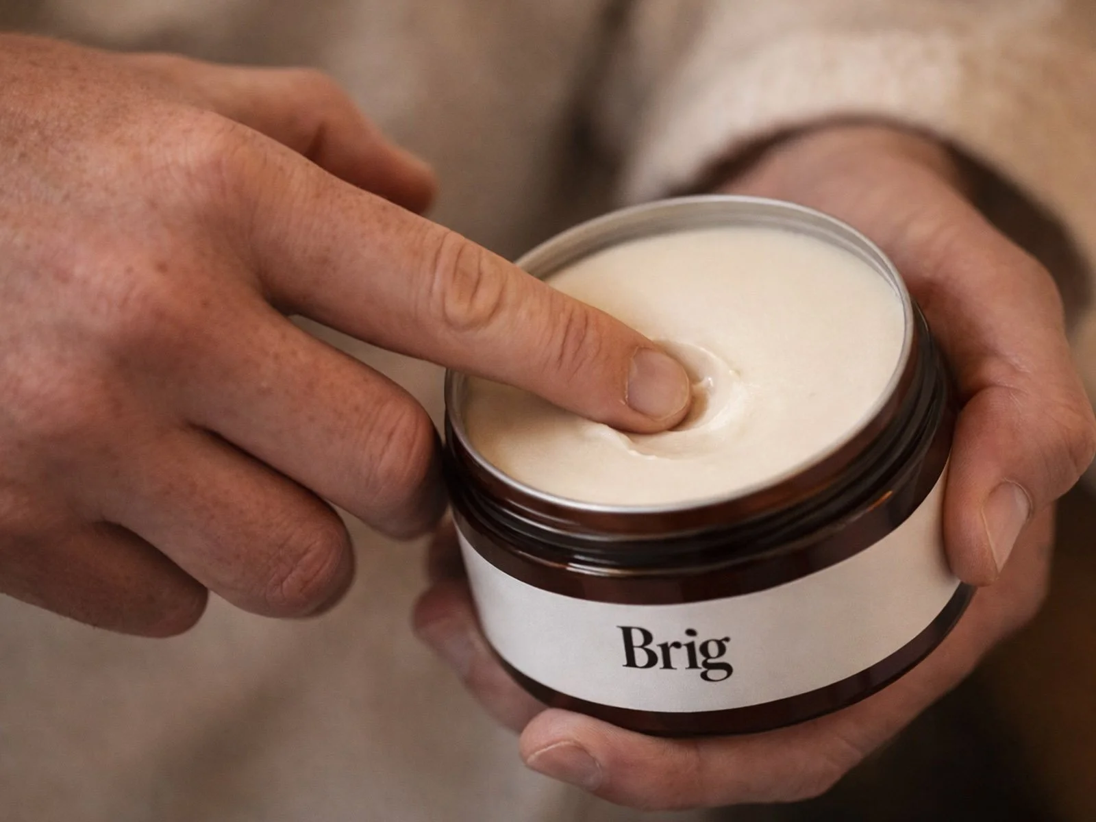 Hair cream texture (hands)