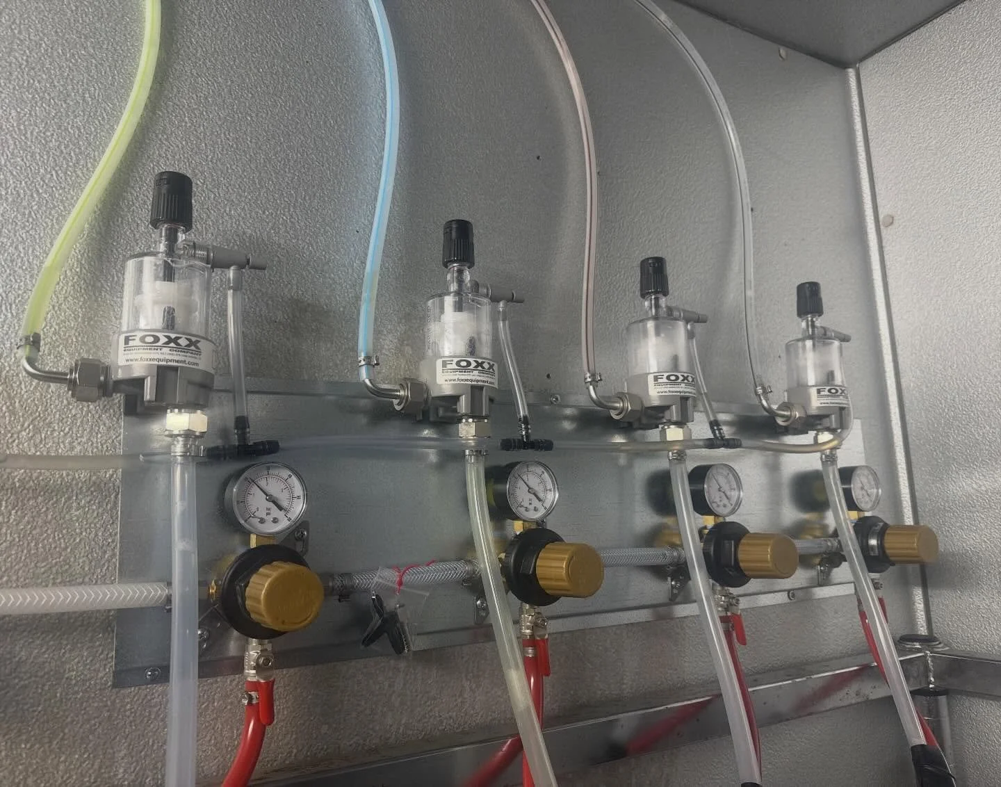 Spotless Behind the Scenes! 🍻🧼 Every two weeks, give your regulator panels and lines some love to prevent off-flavors and equipment wear. Clean equipment means better beer. 🍻 Call Tap It Up to schedule your system maintenance.