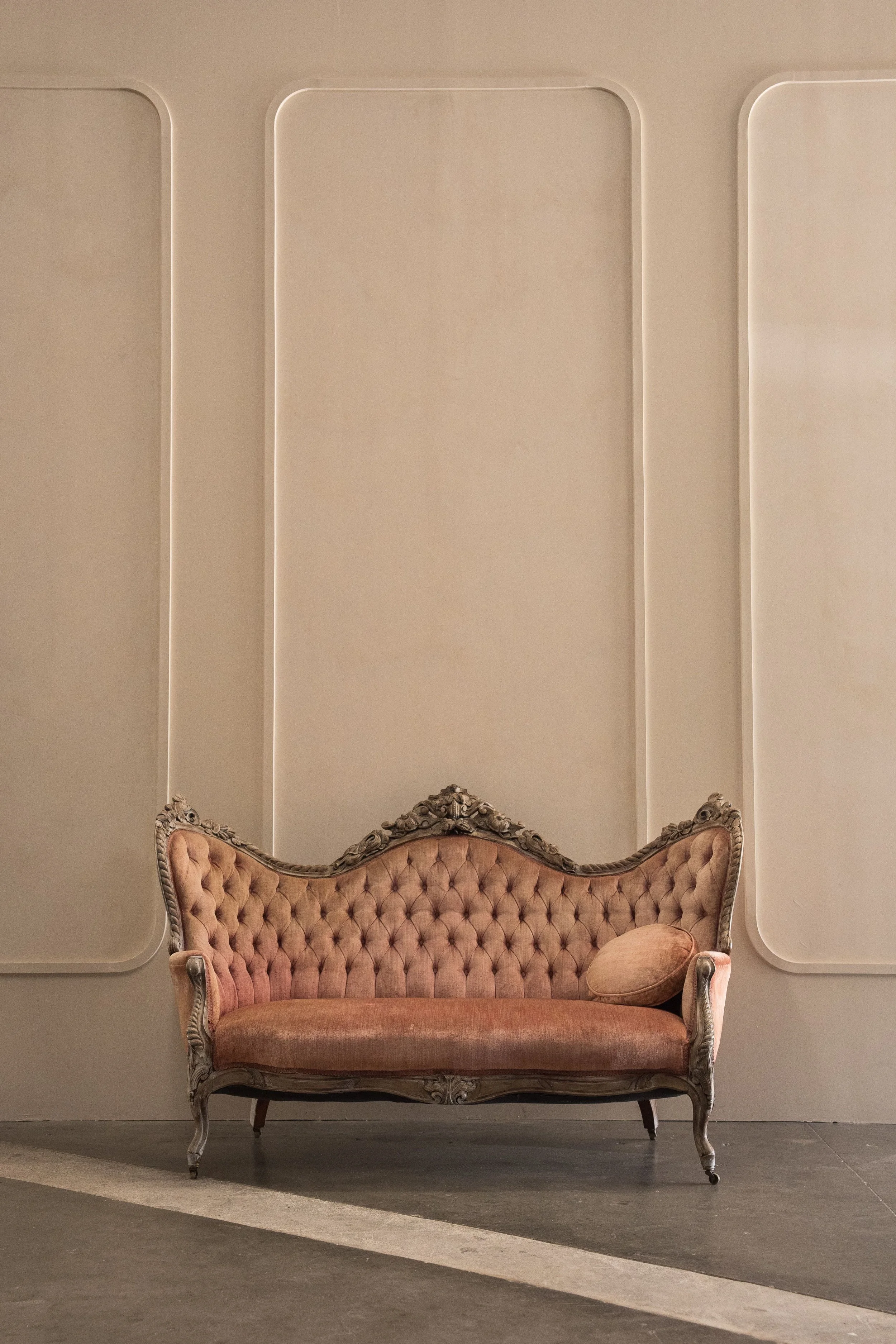 Stu2, a photo studio space available for rental in Los Angeles in the Vanity Fair vintage design and aesthetic. StuSpaceLA Pink Vintage settee