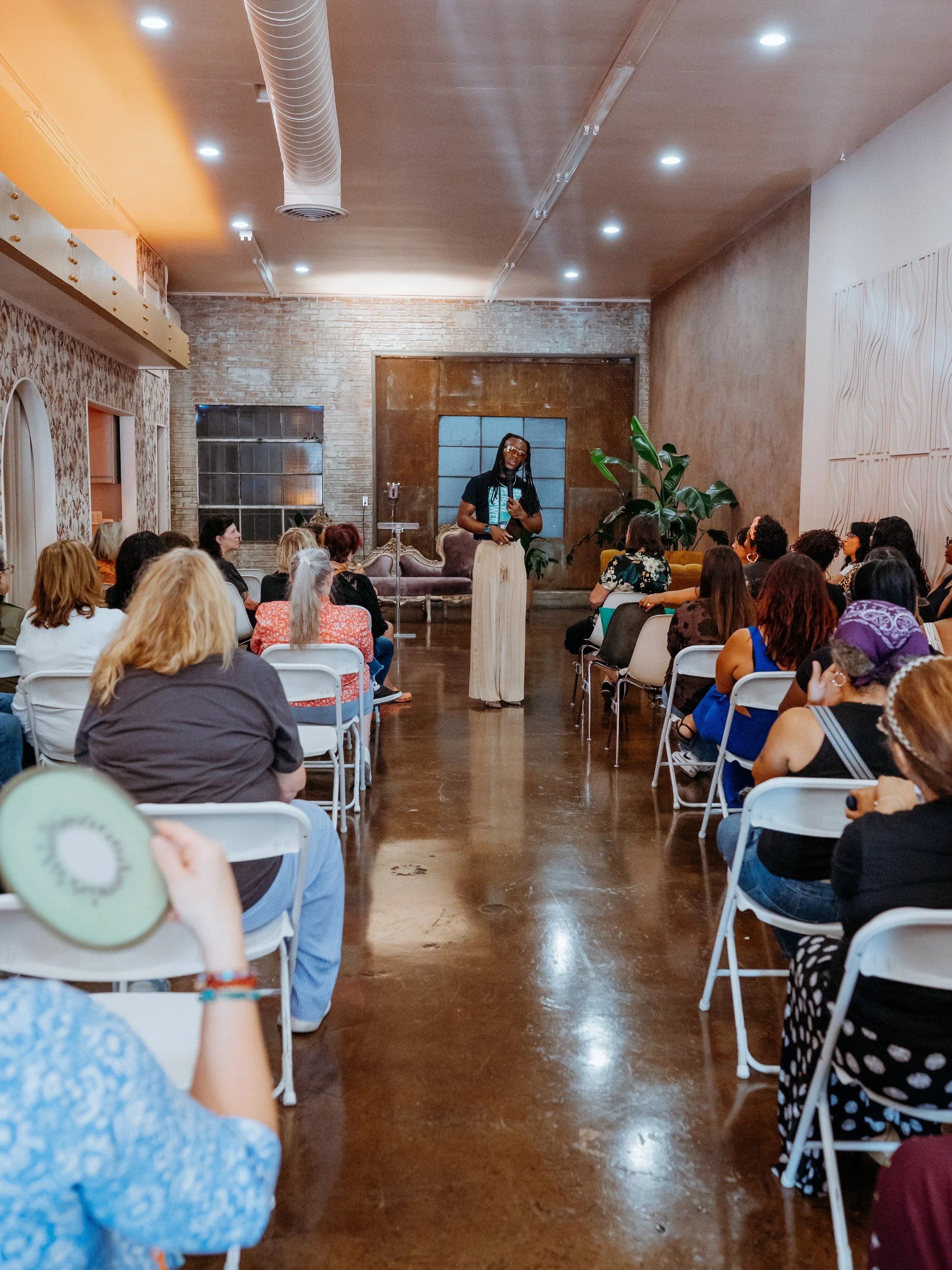 Mr. Ty (The Childcare Whisperer) at Stu Burbank for a sold out meet &amp; greet!

Repost from @thechildcarewhisperer
&bull;
I think I could live in LA for a year&hellip; MY LORD! 😂🌴☀️

But have you HEARD THE NEWS👀

WE&rsquo;VE ADDED MORE CITIES‼️
