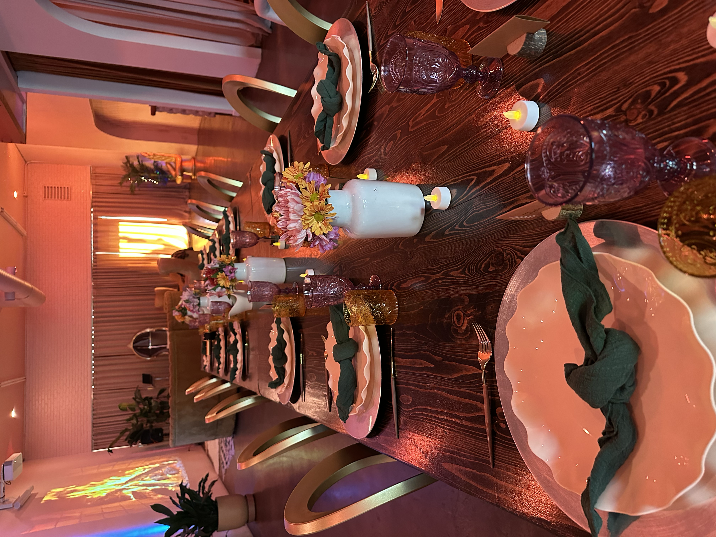 STU3 IS OUR BRAND NEW CONTEMPORARY STUDIO COMBINING UNIQUE WAREHOUSE DETAILS, HIGH CEILINGS WITH 100' OF NEUTRAL WALLS, NATURAL WINDOW LIGHT AND AMPLE LED COLOR LIGHTING. STU CAN BE DRESSED AS A WIDE VARIETY OF LOCATIONS: RETAIL, CONTEMPORARY LOFT, A