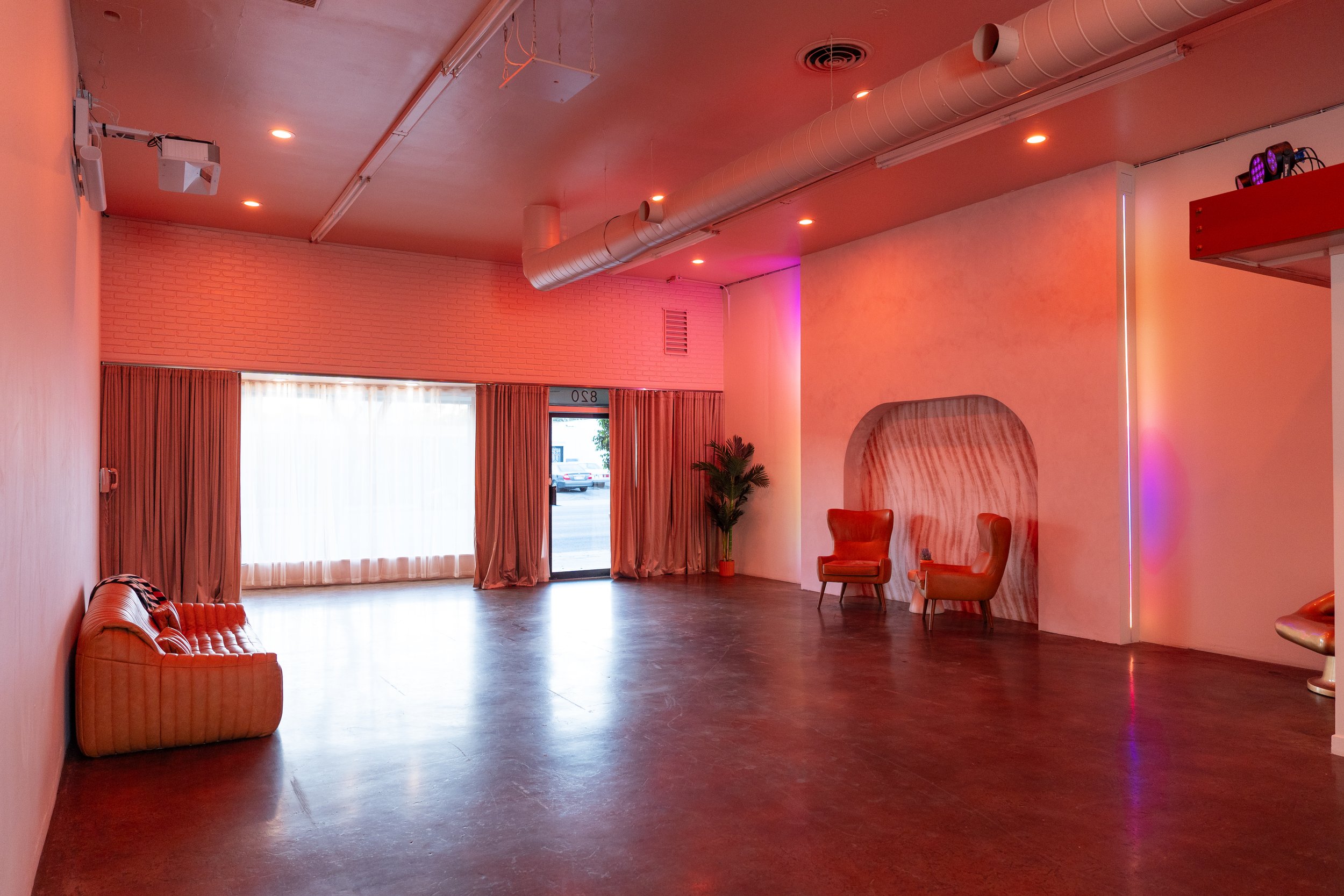 STU3 IS OUR BRAND NEW CONTEMPORARY STUDIO COMBINING UNIQUE WAREHOUSE DETAILS, HIGH CEILINGS WITH 100' OF NEUTRAL WALLS, NATURAL WINDOW LIGHT AND AMPLE LED COLOR LIGHTING. STU CAN BE DRESSED AS A WIDE VARIETY OF LOCATIONS: RETAIL, CONTEMPORARY LOFT, A