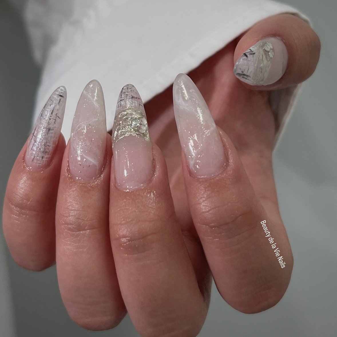 Checkout this fresh beautiful marble set! At Beauty de la Vie Nails, we take pride in ensuring you leave our salon with the most beautiful nails that you&rsquo;re happy with! 🥰 Come by soon and show us any designs you would like.

🤍OUR 20% GRAND OP