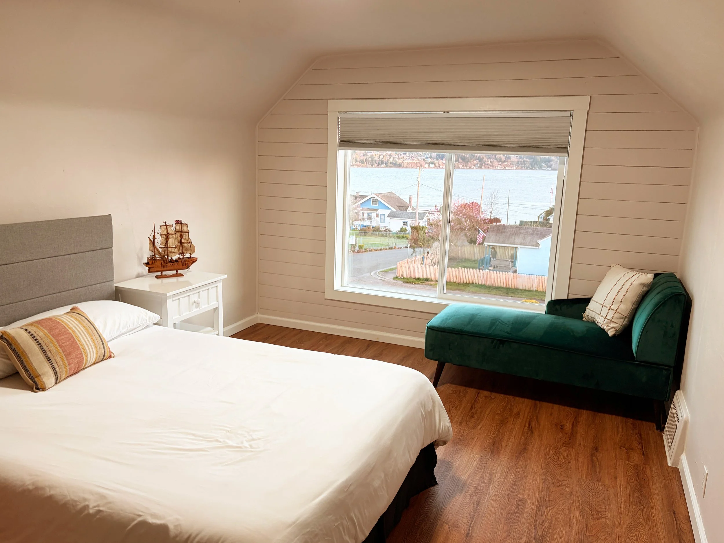 7 - master bedroom.jpg