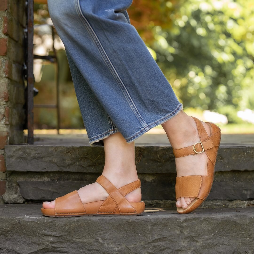 Leather contoured footbed and multiple points of adjustability create an impressively comfortable sandal made for all day wear ☀️