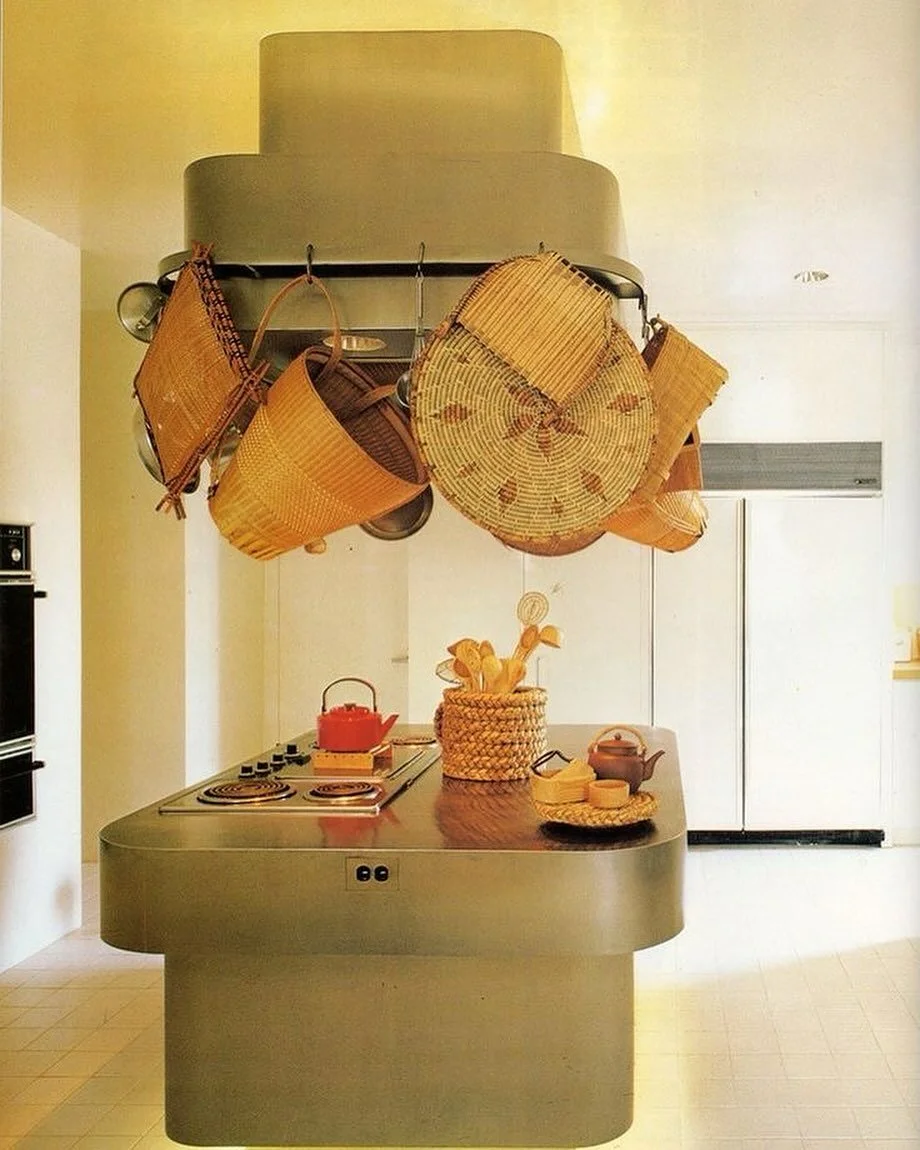 Ralph Lauren&rsquo;s NYC stainless steel kitchen paired with wicker baskets &agrave; la Bunny Mellon 🪩