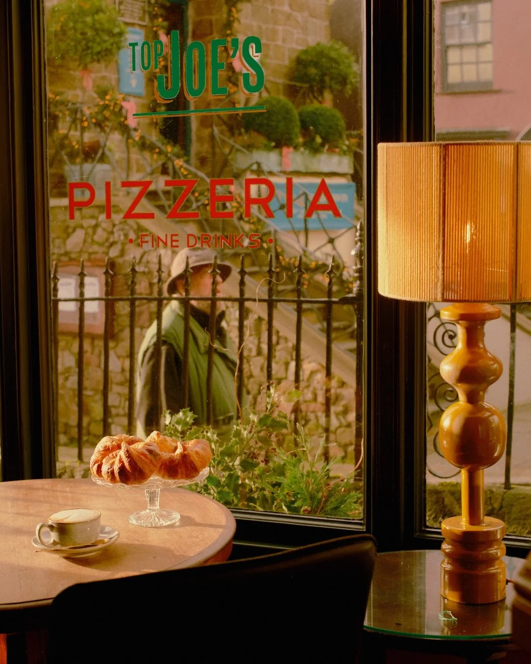 Inviting, inside out 

#cafeinterior
#interiordesign
#cafeculture
#designinspo
#hospitalitydesign