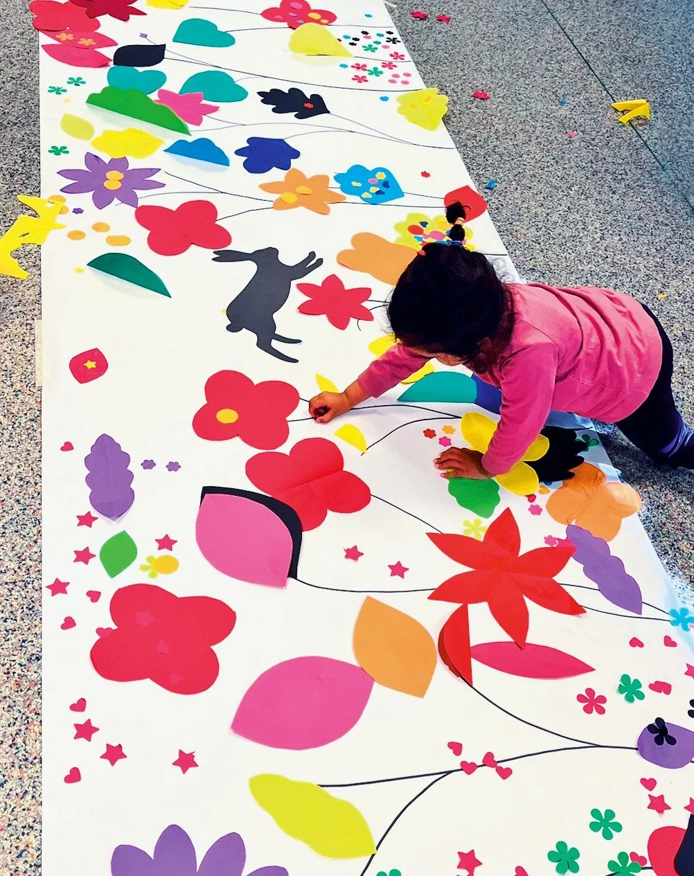 Toute petite et d&eacute;j&agrave; pench&eacute;e sur son travail comme une artiste ! C'&eacute;tait &agrave; la cr&egrave;che de l'h&ocirc;pital Raymond Poincar&eacute; de Garches, avec un groupe de 10 enfants. 😊