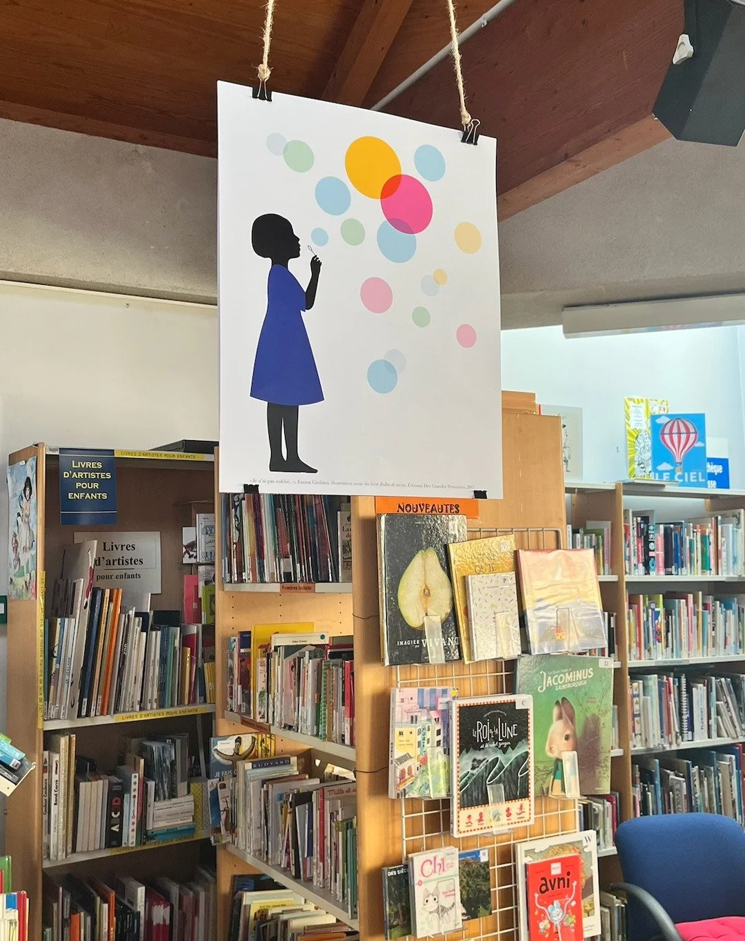Syst&egrave;me D pour accrocher les affiches dans la m&eacute;diath&egrave;que de l'h&ocirc;pital Raymond Poincar&eacute; &agrave; Garches, un lieu accueillant et plein &agrave; craquer de livres. En ce moment, je visite les m&eacute;diath&egrave;que