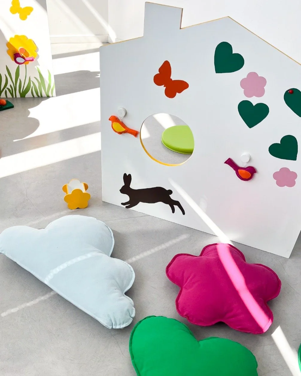 Voici une photo de mon installation pour tout petits &quot;Jouer au Jardin&quot; cr&eacute;&eacute;e avec le service de lecture publique communautaire GPS&amp;O (renseignements aupr&egrave;s de la m&eacute;diath&egrave;que des Mureaux).