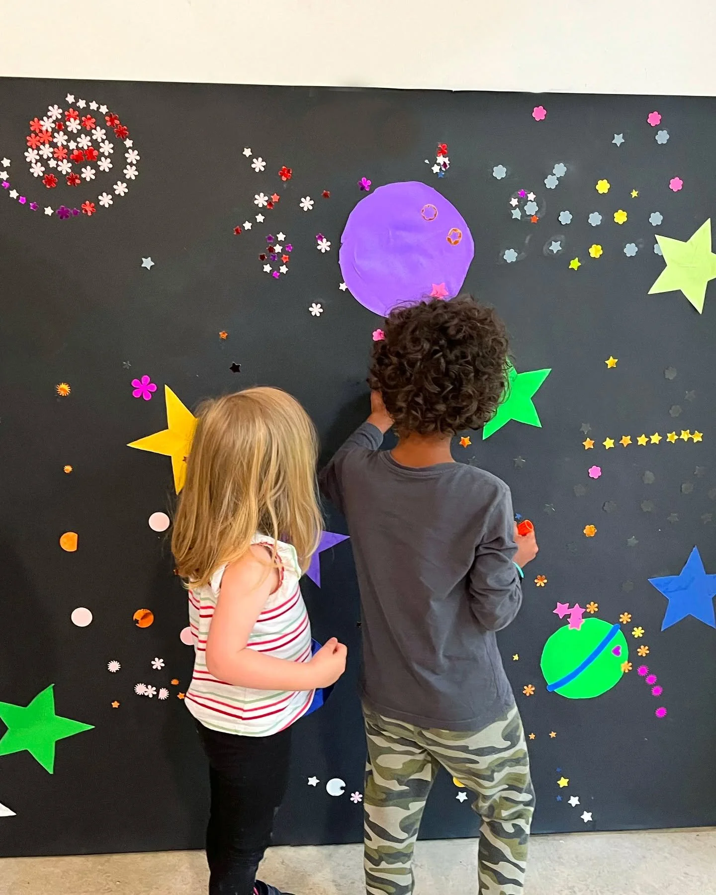 On s'est vraiment bien amus&eacute;s &agrave; cr&eacute;er notre univers, nos galaxies, nos constellations... On aurait pu continuer &agrave; l'infini... ⭐ 
C'&eacute;tait &agrave; l'h&ocirc;pital Raymond Poincar&eacute; de l'AP-HP avec les enfants d