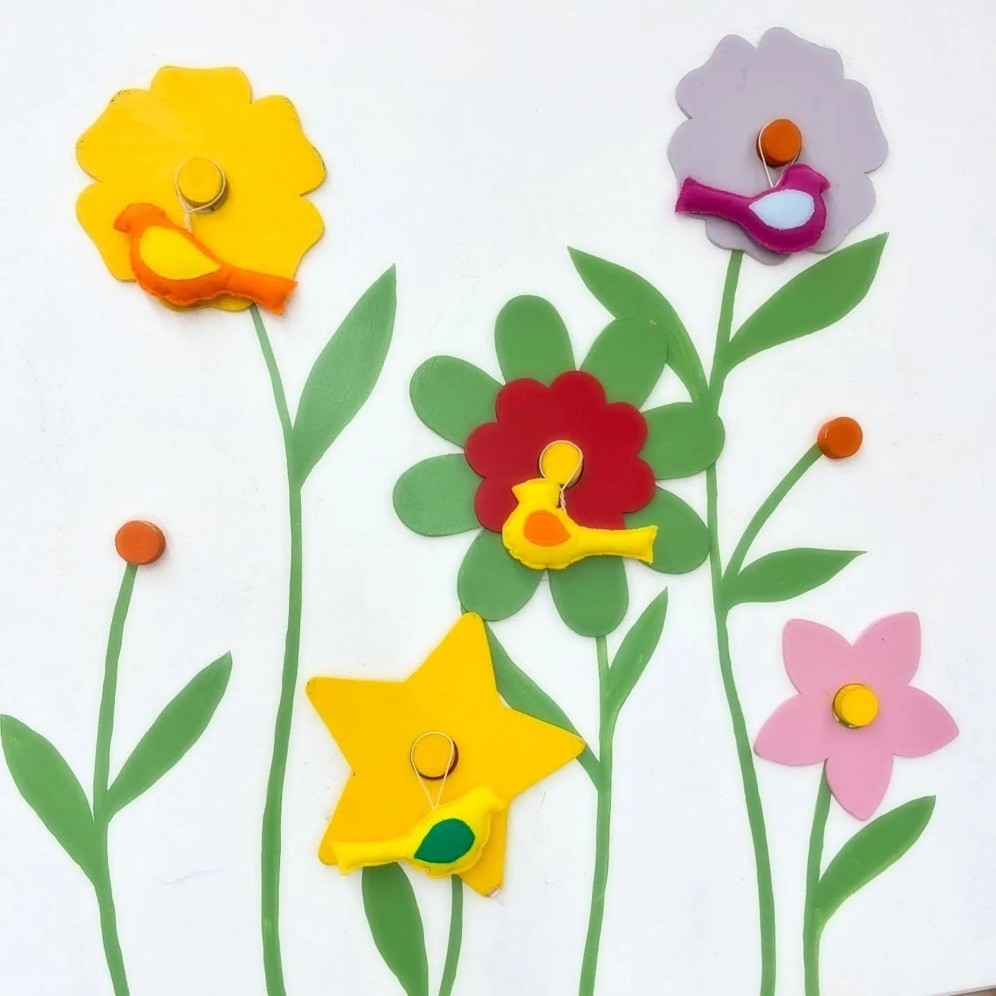 Les enfants composent des tableaux toujours changeants... &agrave; l'infini. Mon installation Jouer au jardin est encore pour quelques jours &agrave; la M&eacute;diath&egrave;que Blaise Cendrars de Conflans-Sainte-Honorine.
Jusqu'au 29 avril pour &ec