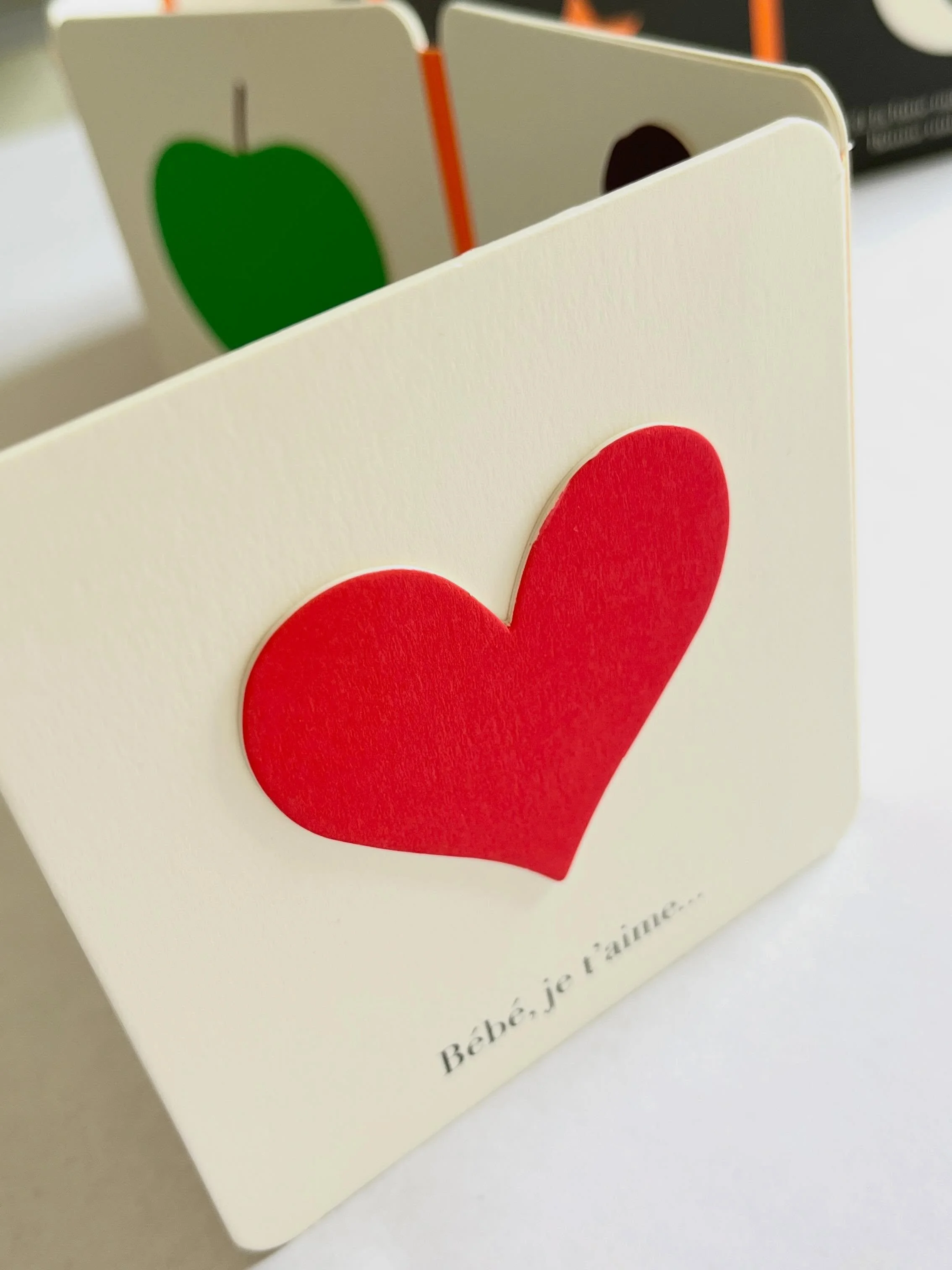 Voici mon dernier tout petit livre, "Le tout petit imagier de b&eacute;b&eacute;", dans son tout petit coffret, con&ccedil;u pour les toutes petites mains... c'est un objet tout doux, pour dire je t'aime, et bienvenue au monde ❤️ pour souha