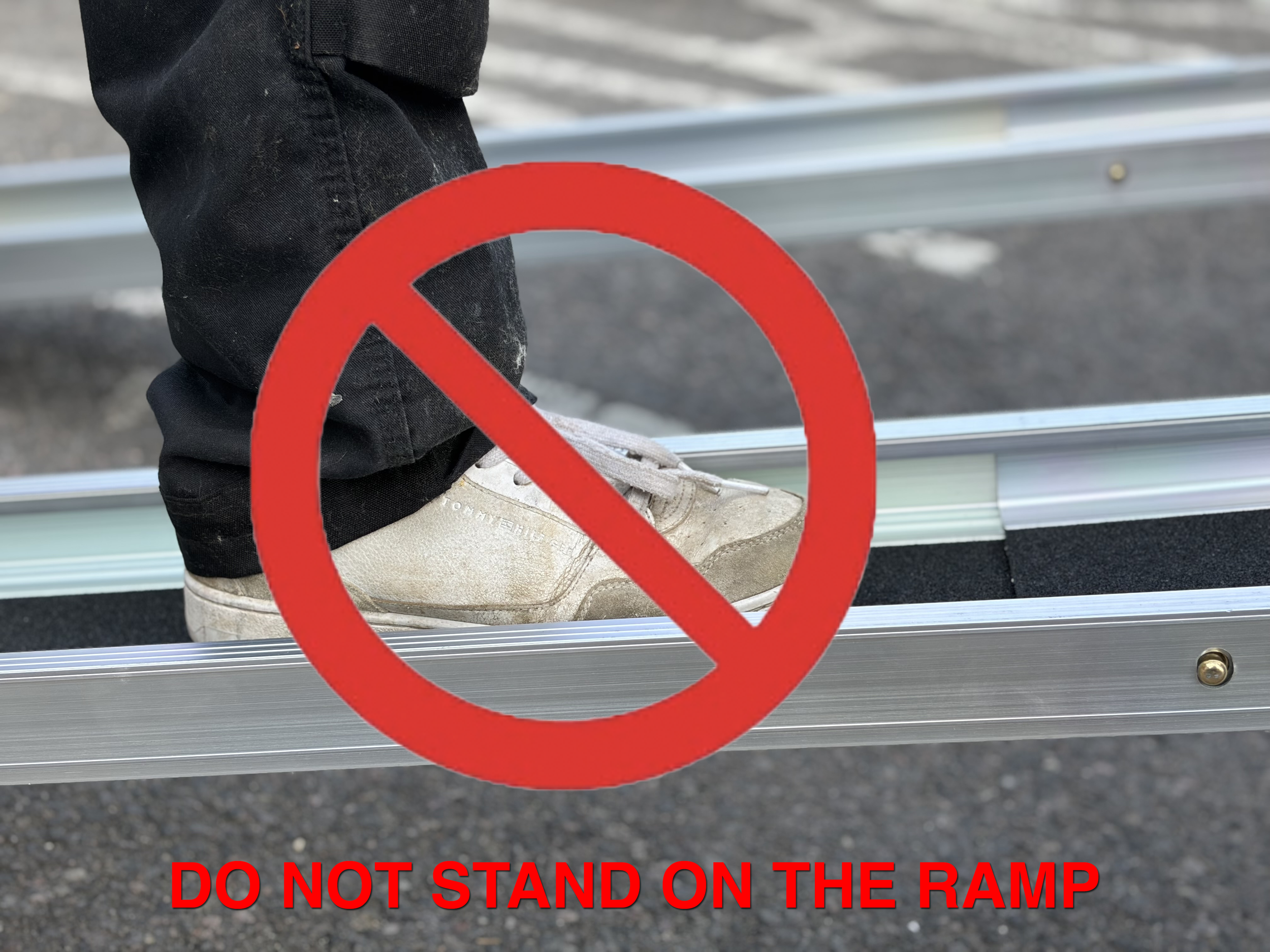 DONOT STANDON THE RAMP.png