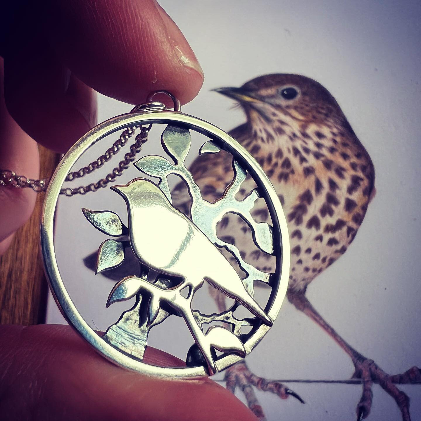 Day 2 of the fabulous #saltairemakersfair.

#saltaireinspired #saltaireartstrail #saltaire #yorkshire #makersmarket #handmadesilverjewellery #inspiredbynature #songthrush #hedgerow #blackbird #britishgardenbirds #naturejewellery