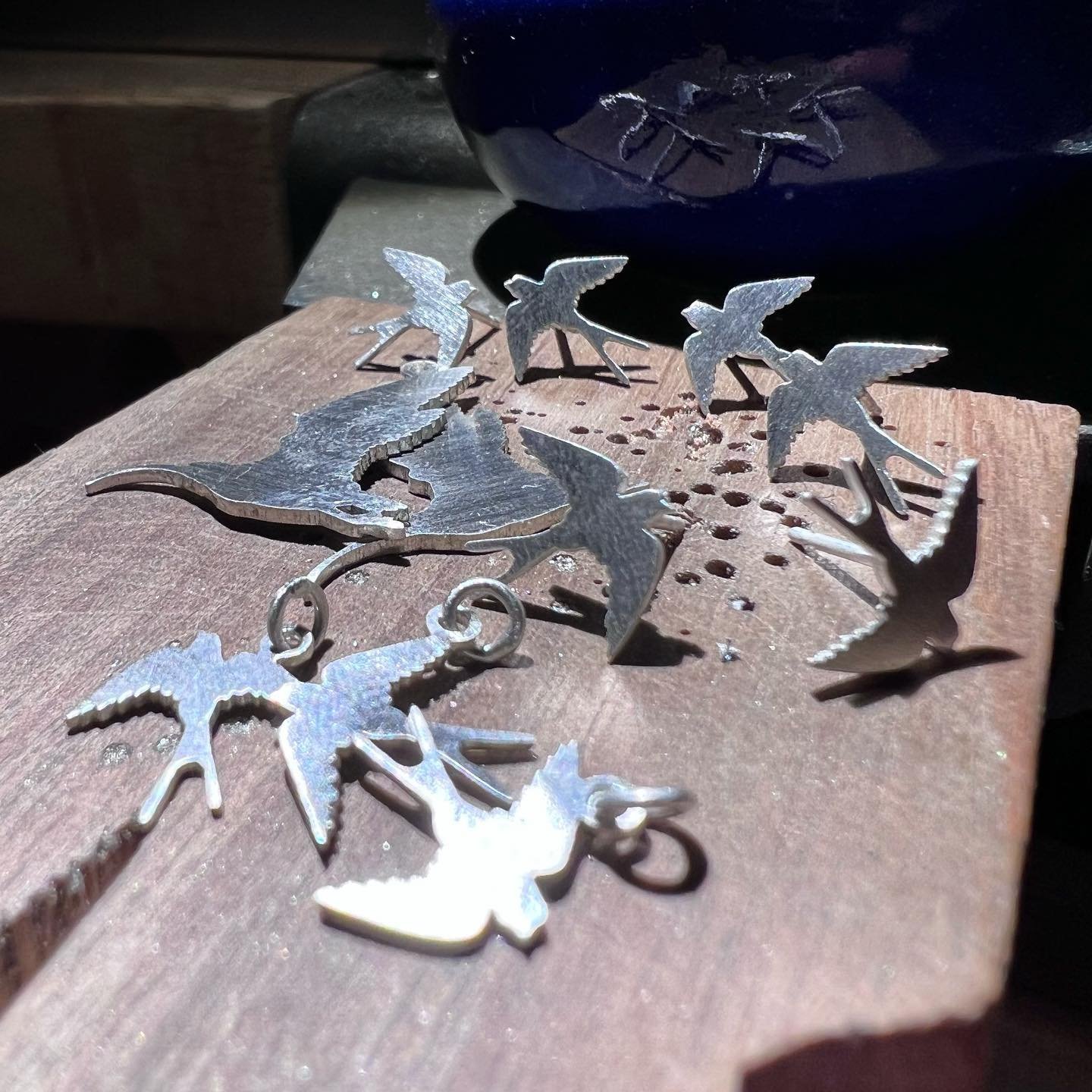 Work in progress, getting ready for #saltairemakersfair this weekend in #victoriahallsaltaire 

#handmadeintheuk #handmadesilverjewellery #curlew #swallows #britishbirds #inspiredbynature