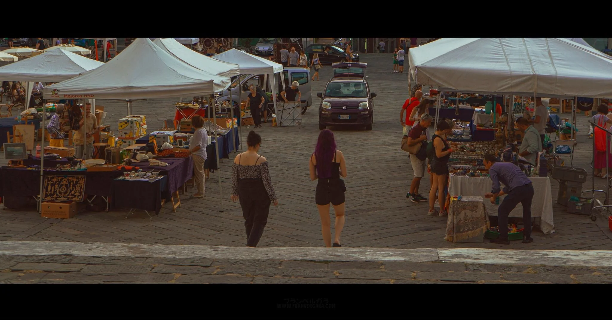 The old town of Genoa is one of the largest in Europe. The labyrinth of its alleys (carruggi) is surprising and captivating. in each of their narrow streets there is a little treasure to discover. Walking around the market close to the cathedral we f