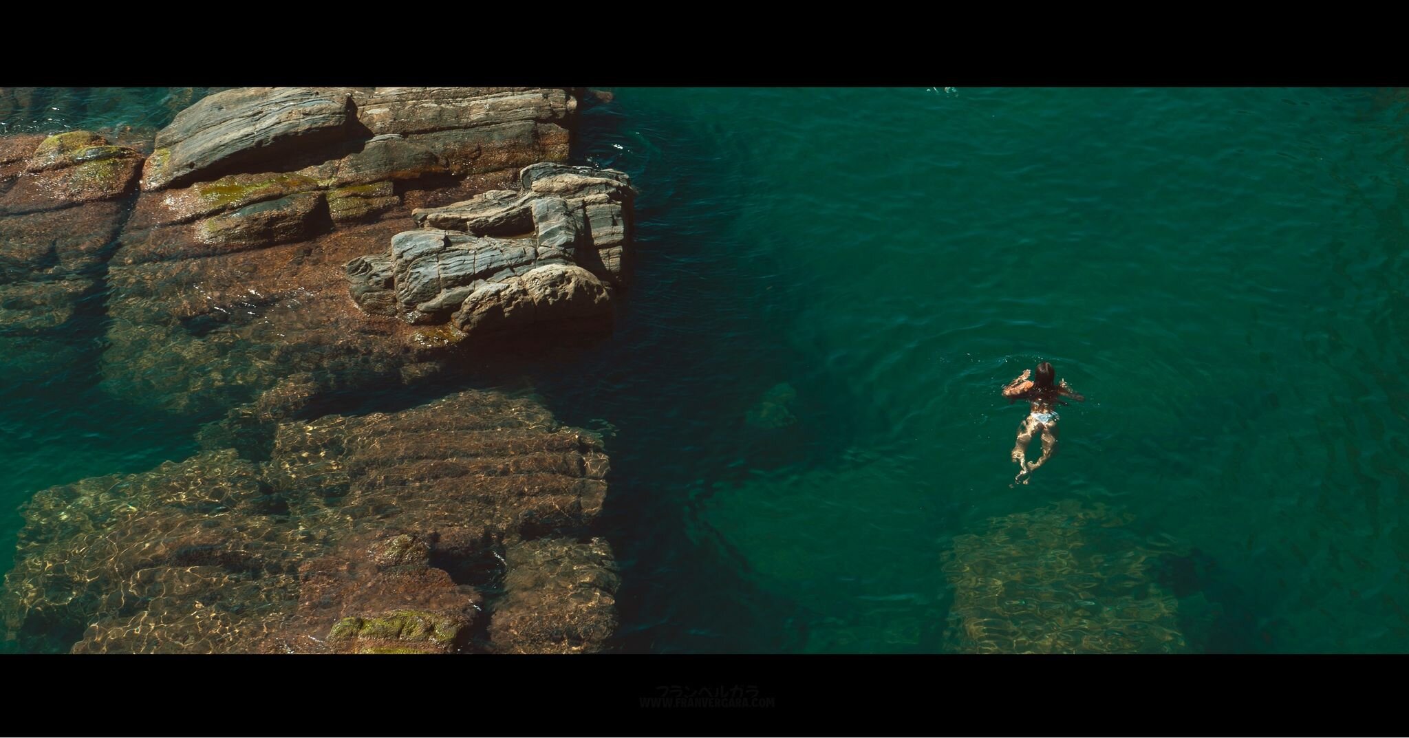The sea around the little towns is pure crystalline and the weather incredible so, of course, the beaches were full of people enjoying the day. I took some pictures from the highest part of the town to capture this moment, around mid-September 2023. 