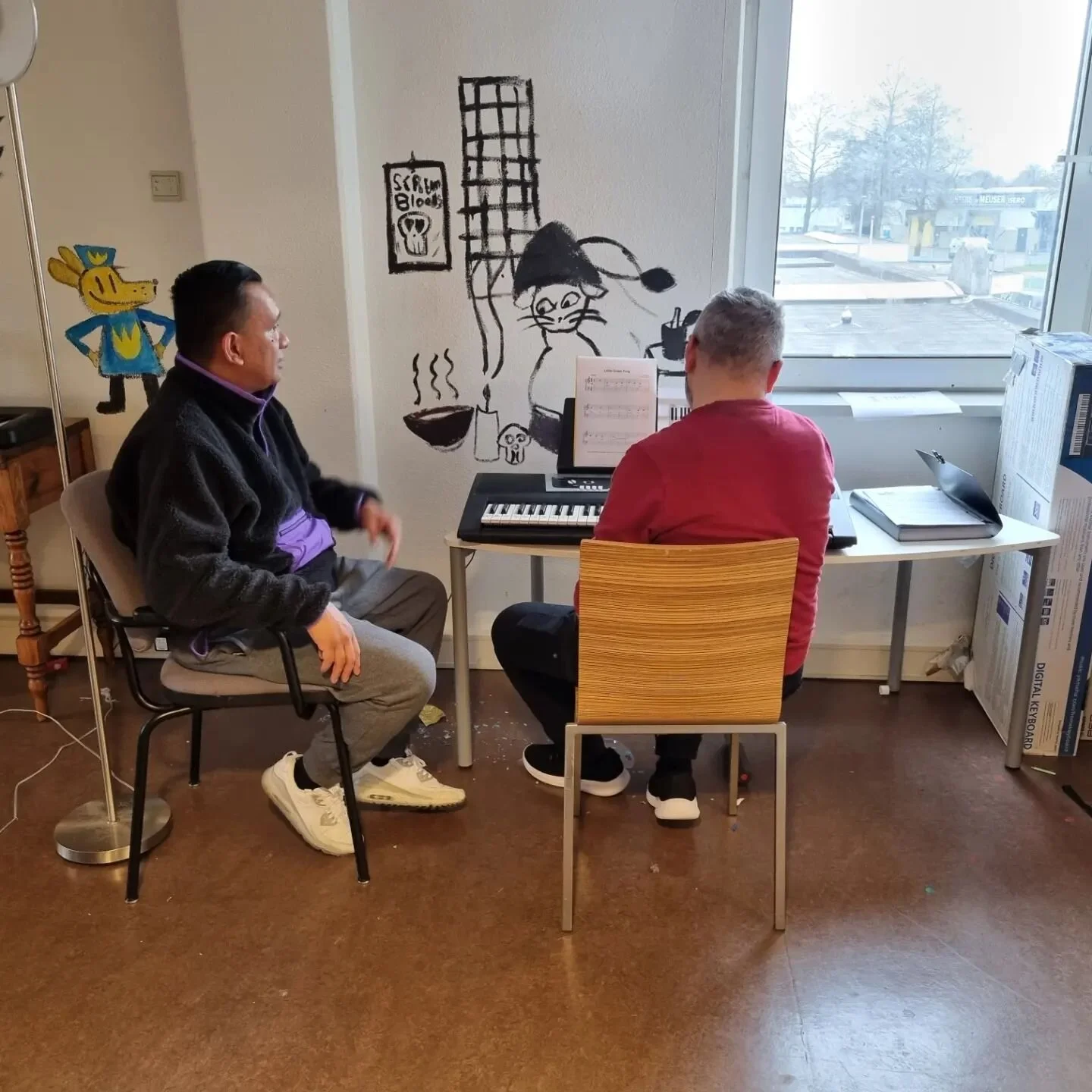 We have started giving piano lessons in the Markerkant refugee center in Almere. We have 10 students of all ages and skill levels. A big thank you to the donators who made this possible and our great piano teacher @markeyzz