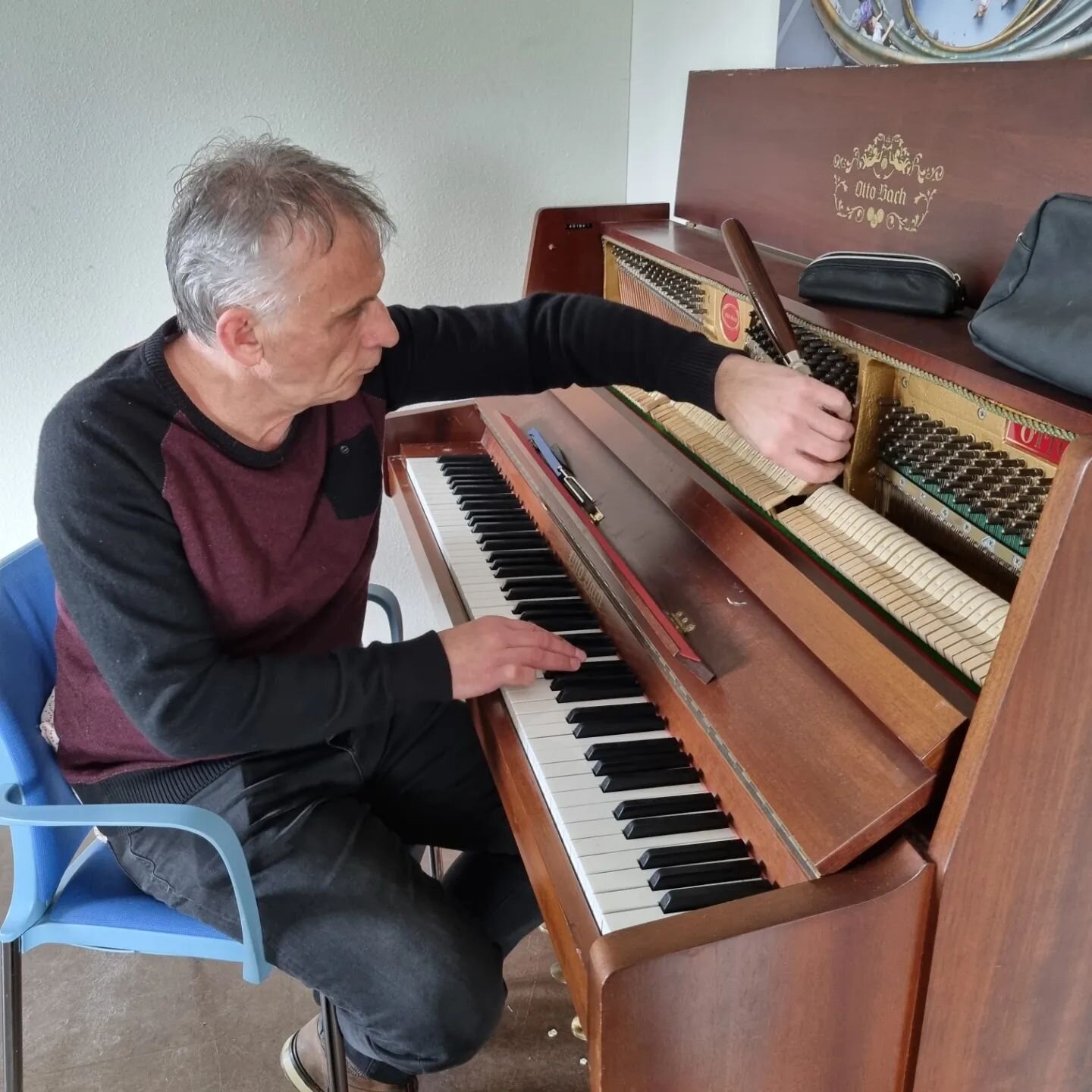 Saka Gacevic (wwww.sakapiano.nl) came to tune the piano in Almere Markerkant. Saka was also a refugee, coming to the Netherlands from Yougoslavia 30 years ago. He did a wonderful job, and our piano now sounds fantastic! Thank you Saka!