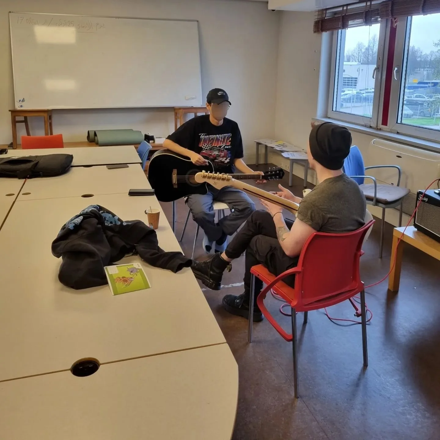 We are now also giving guitar lessons at the Markerkant refugee centre in Almere. Massive thank you to @robbertsguitars for the instrument donations, and @dannysykesaudio