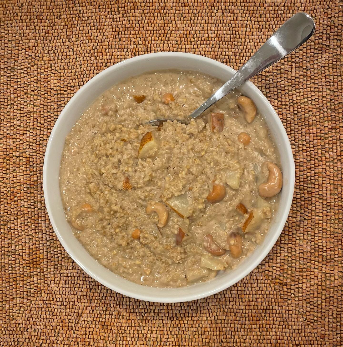 A bowl of pear-cashew steel cut oats.

Recipe:
1 c of milk (I use oat milk but any milk/milk substitute)
1/2 c of steel cut oats
1 pear, cubed
1/4 c cashews
1 tbsp brown sugar 
2 tsp cinnamon

1️⃣ warm milk to a boil.
2️⃣ once boiled, turn the heat t