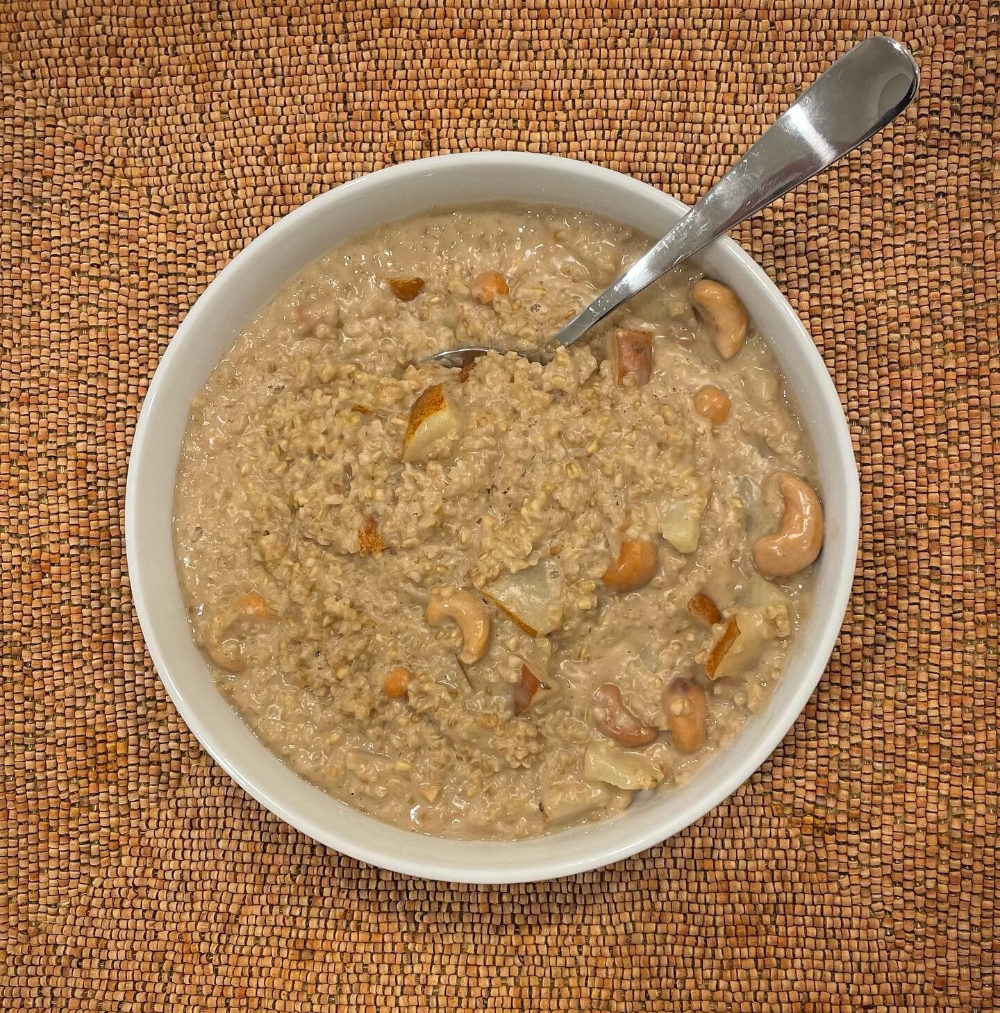 A bowl of pear-cashew steel cut oats.

Recipe:
1 c of milk (I use oat milk but any milk/milk substitute)
1/2 c of steel cut oats
1 pear, cubed
1/4 c cashews
1 tbsp brown sugar 
2 tsp cinnamon

1️⃣ warm milk to a boil.
2️⃣ once boiled, turn the heat t