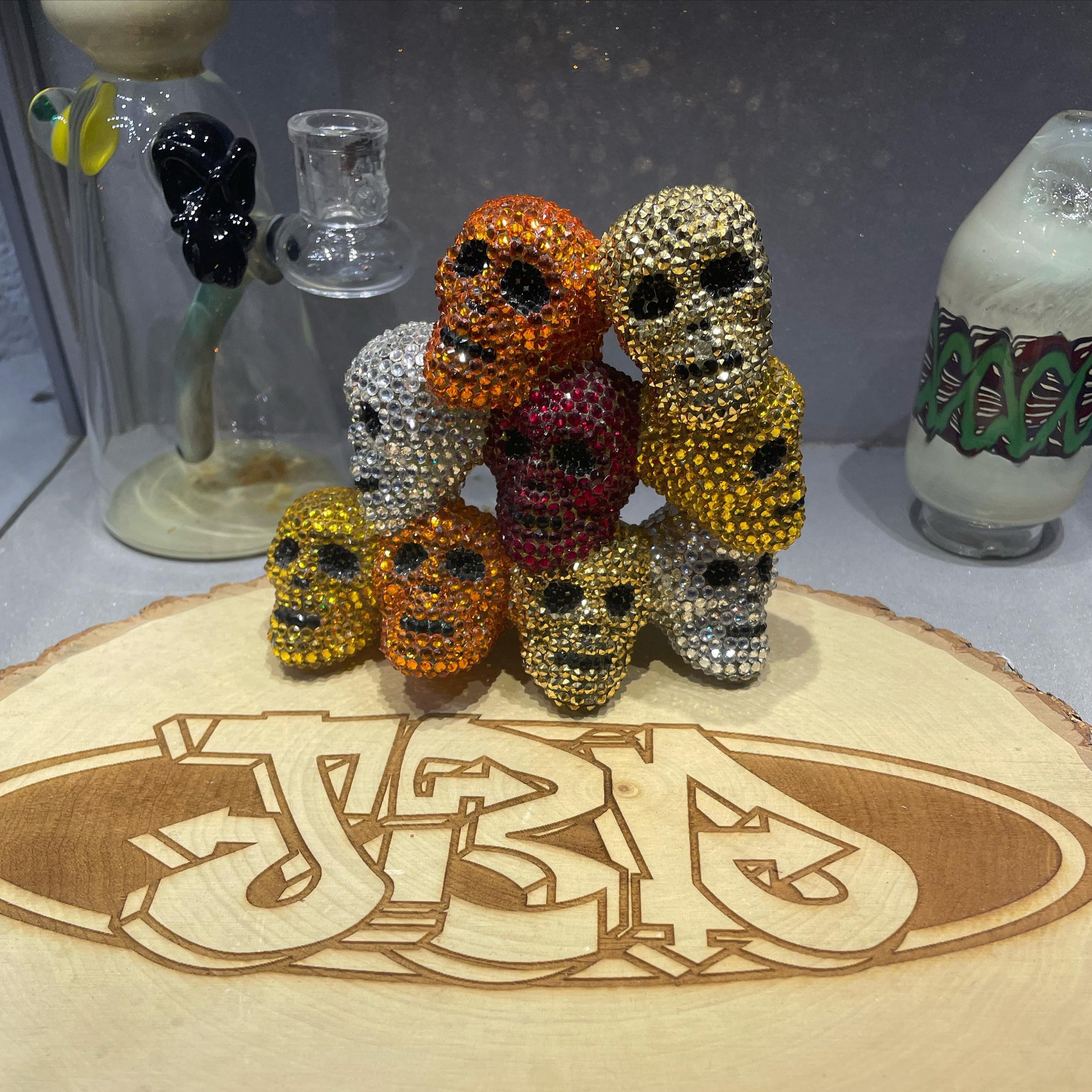 Happy 4/20!! We just stopped by @jeromes_baker to see their chill and workshop and raffle off one of their amazing pieces!  We are huge fans of these glass designers! A few more 4/20 stops to go before we end at the NUWU carnival!