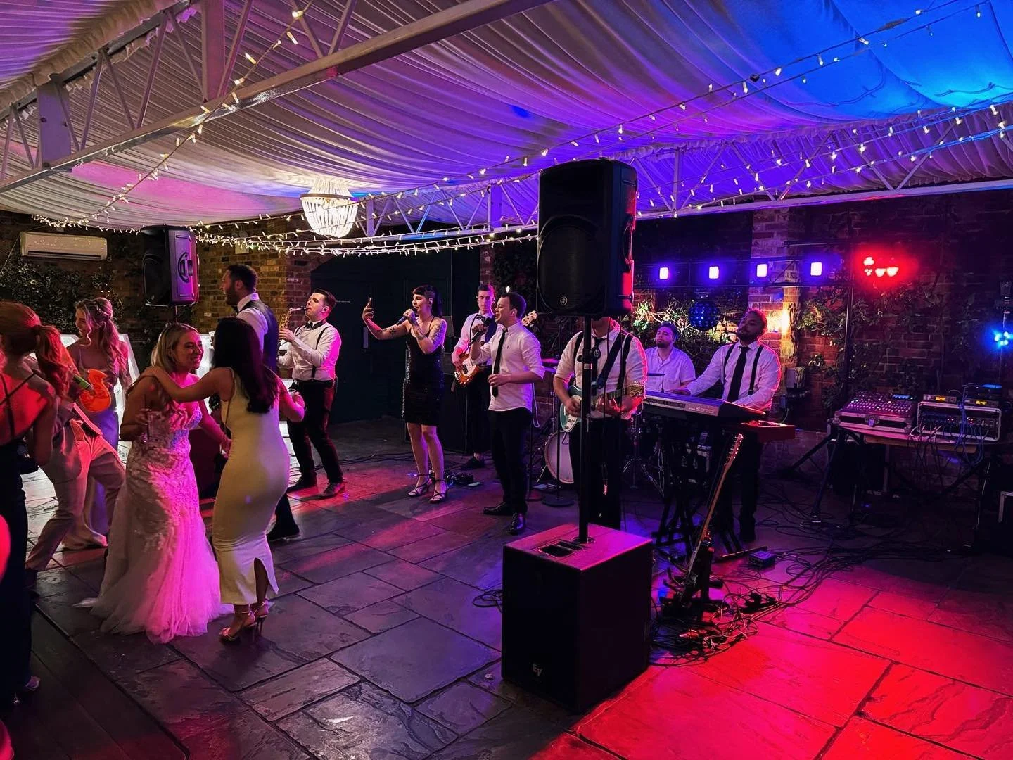 Big weekend! A triple for us at @northbrookparkweddings, @sealbayresort and @boxtedhall. Amazing crowds, and dance floors full throughout! 

#partyband #weddingband #liveband #livemusic #functionband #party