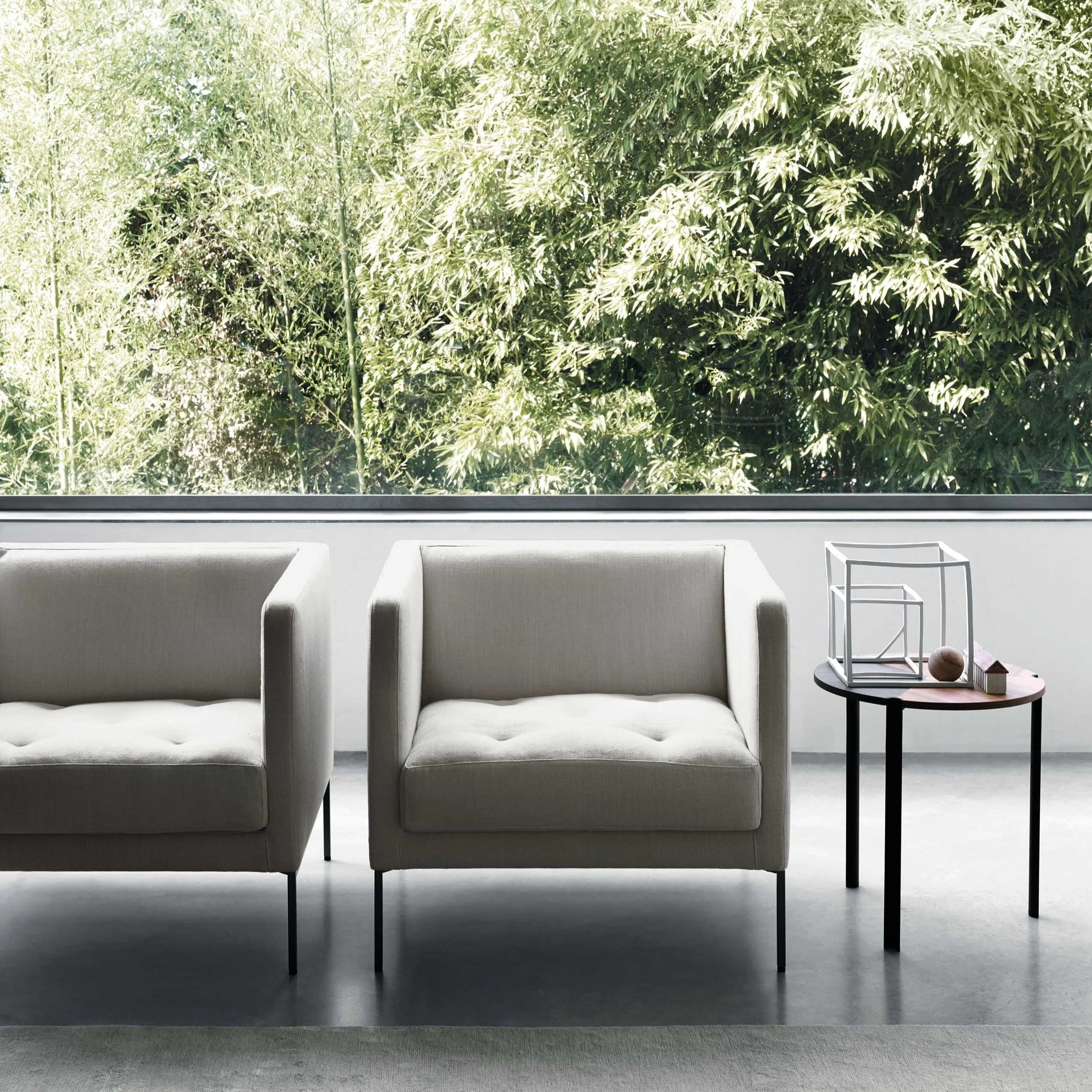 EASY LIPP ARMCHAIR