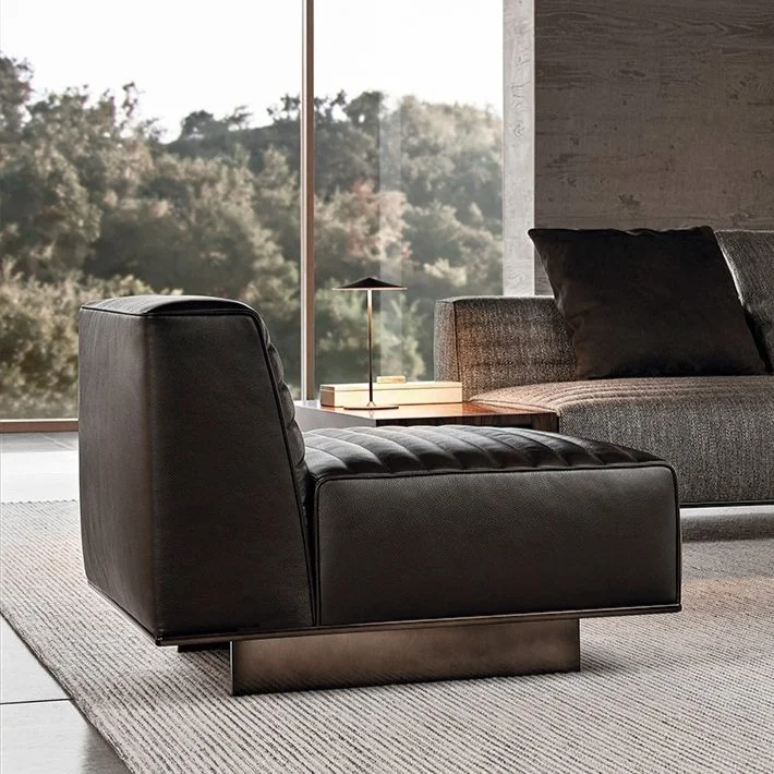 ROGER LOUNGE