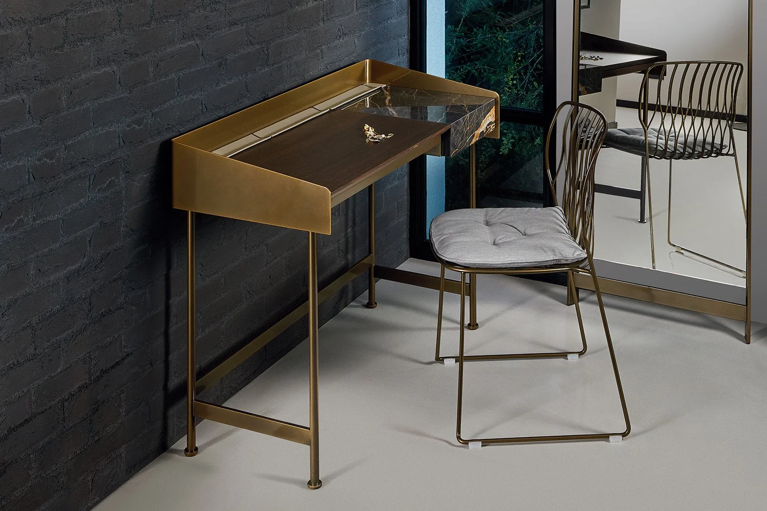 secret-desk-01_1_2.jpg