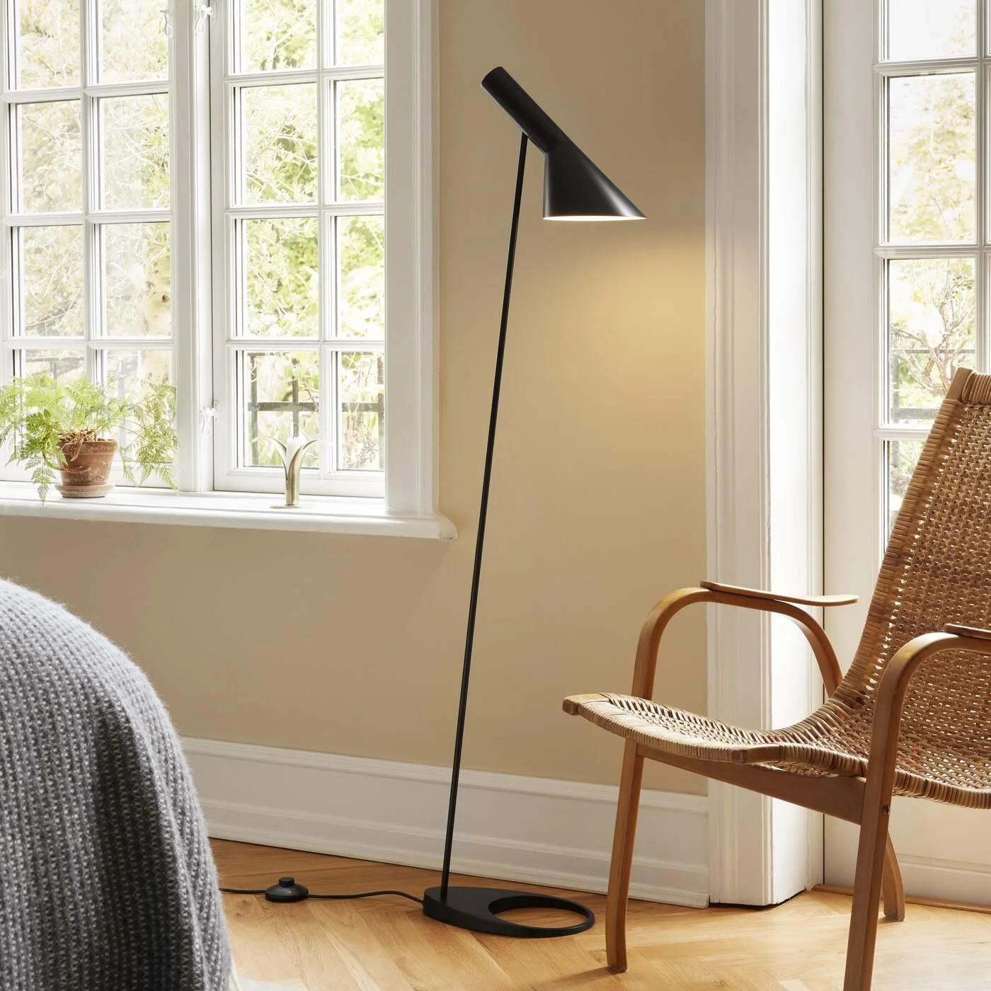 AJ FLOOR LAMP