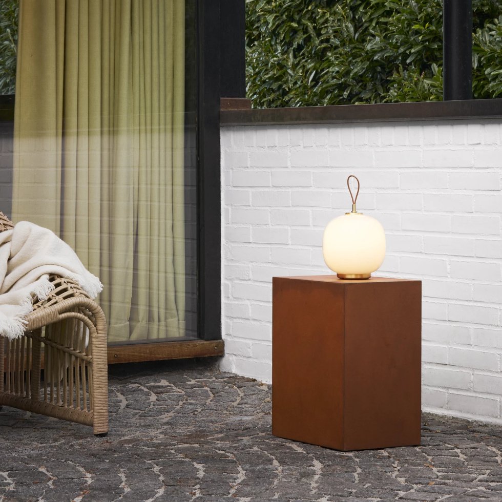 63188_63188_SS25-VL45-Radiohus-Pendant-250-Vedbaek-Amber-Portable-White-Terrasse.jpg