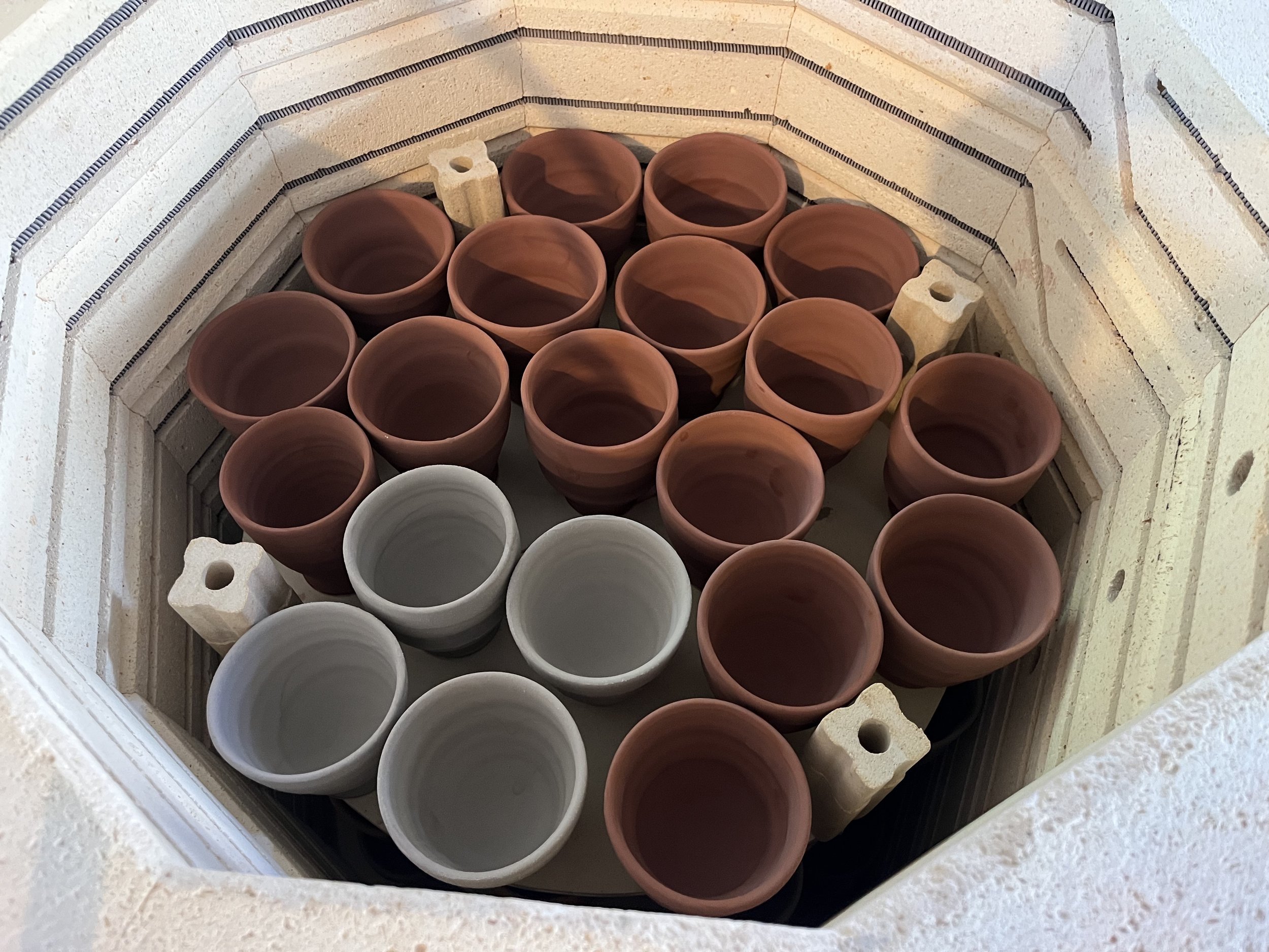GlazedCupsInKiln.jpg