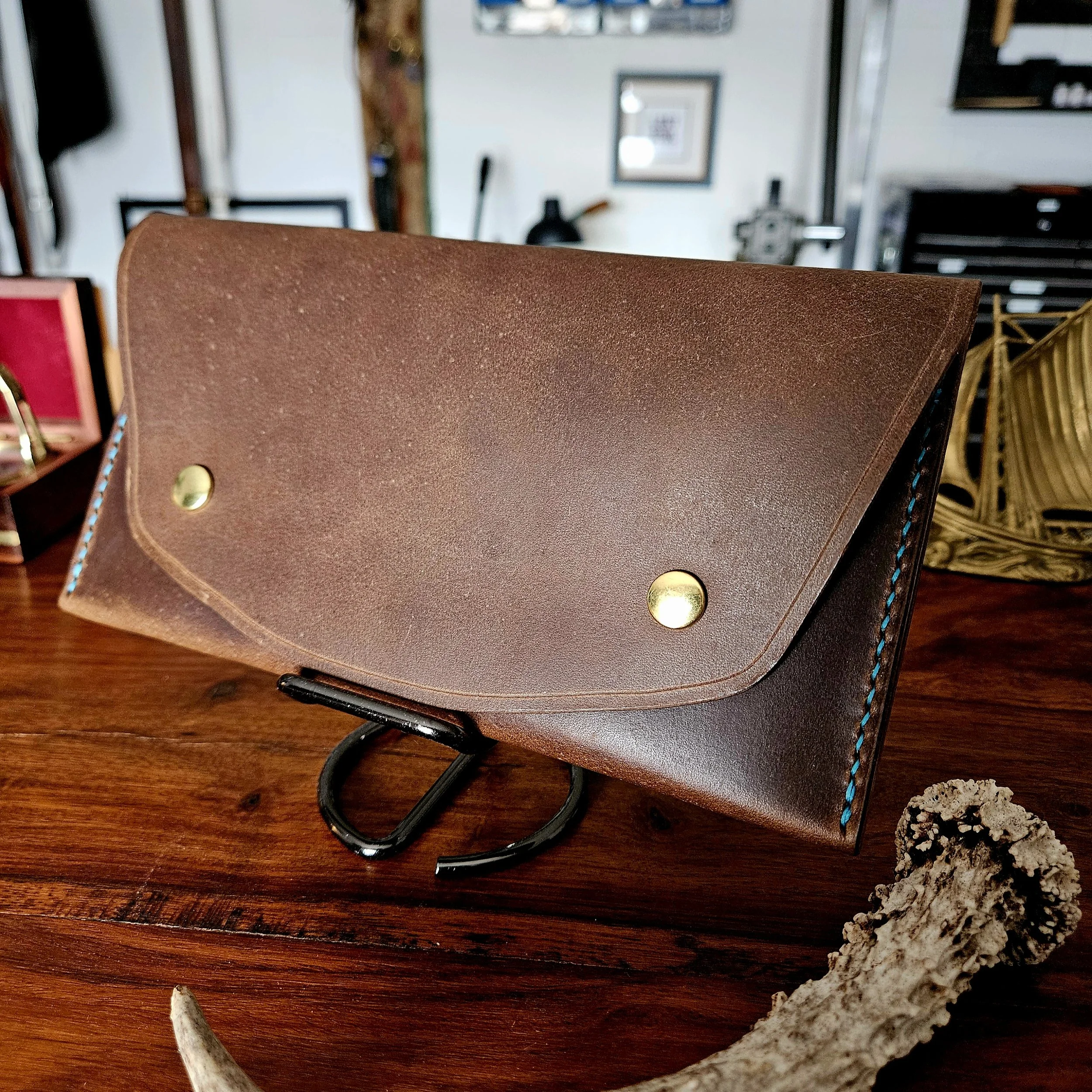 Ladies vegetable tanned leather handmade, hand stitched clutch purse. Made in UK.