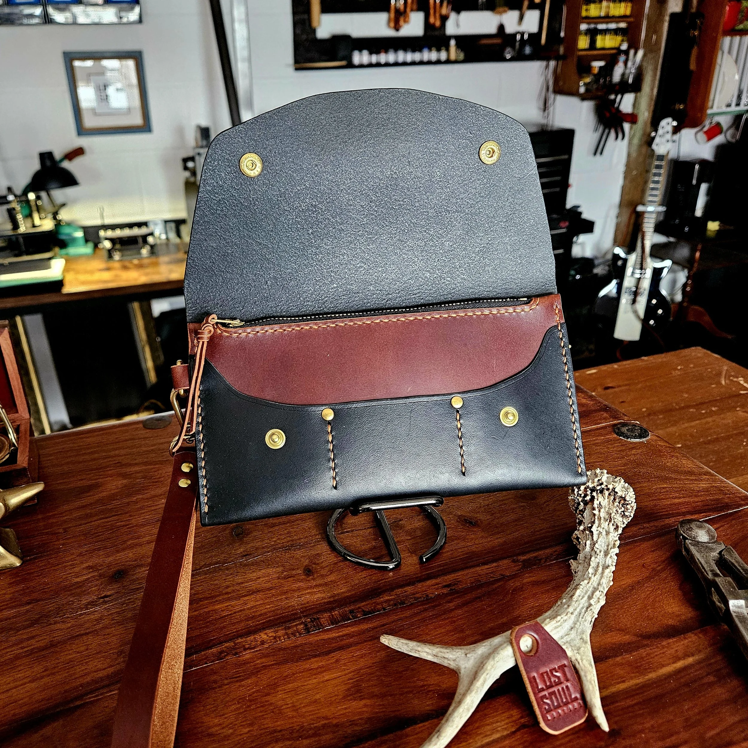 Ladies vegetable tanned leather handmade, hand stitched clutch purse. Made in UK.