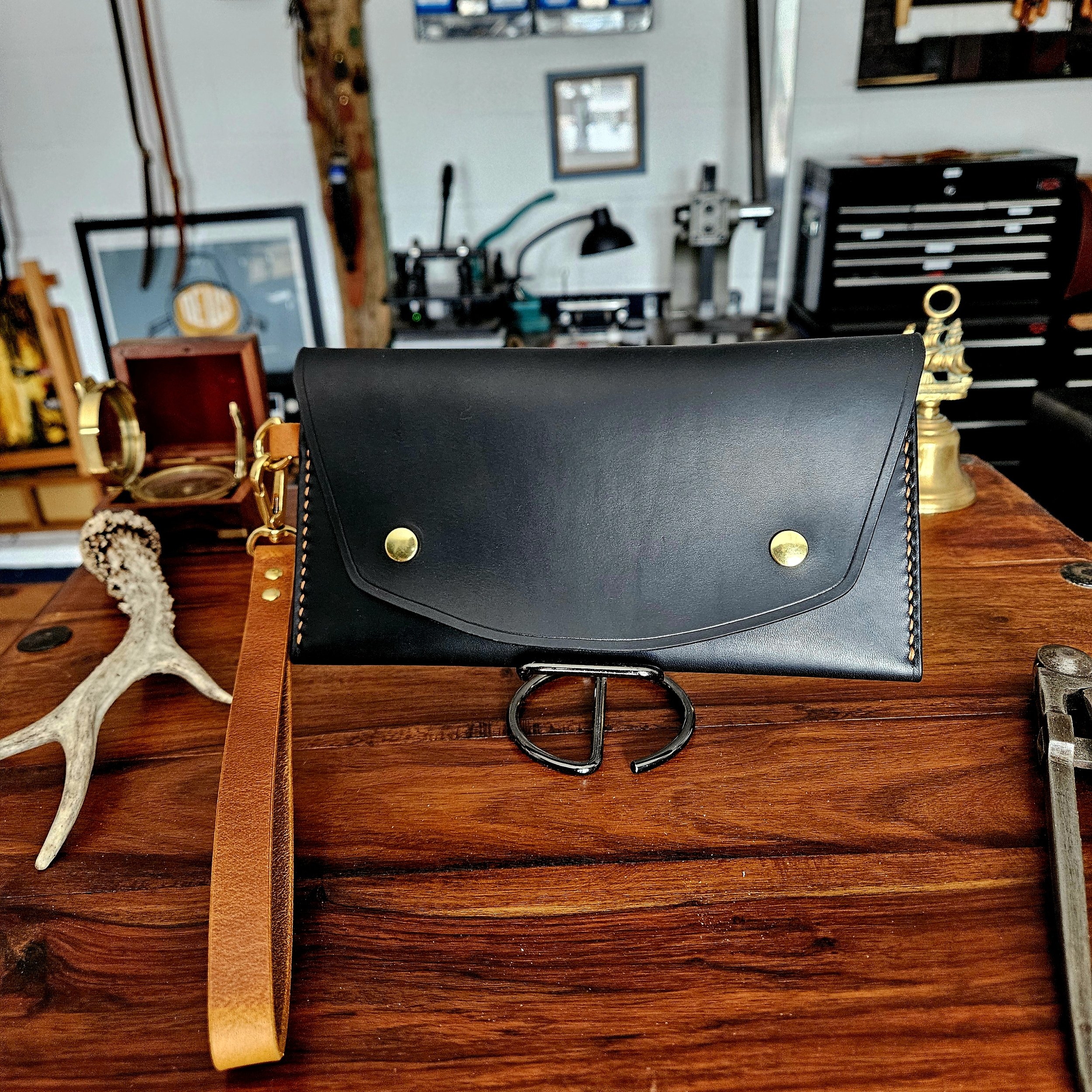 Ladies vegetable tanned leather handmade, hand stitched clutch purse.