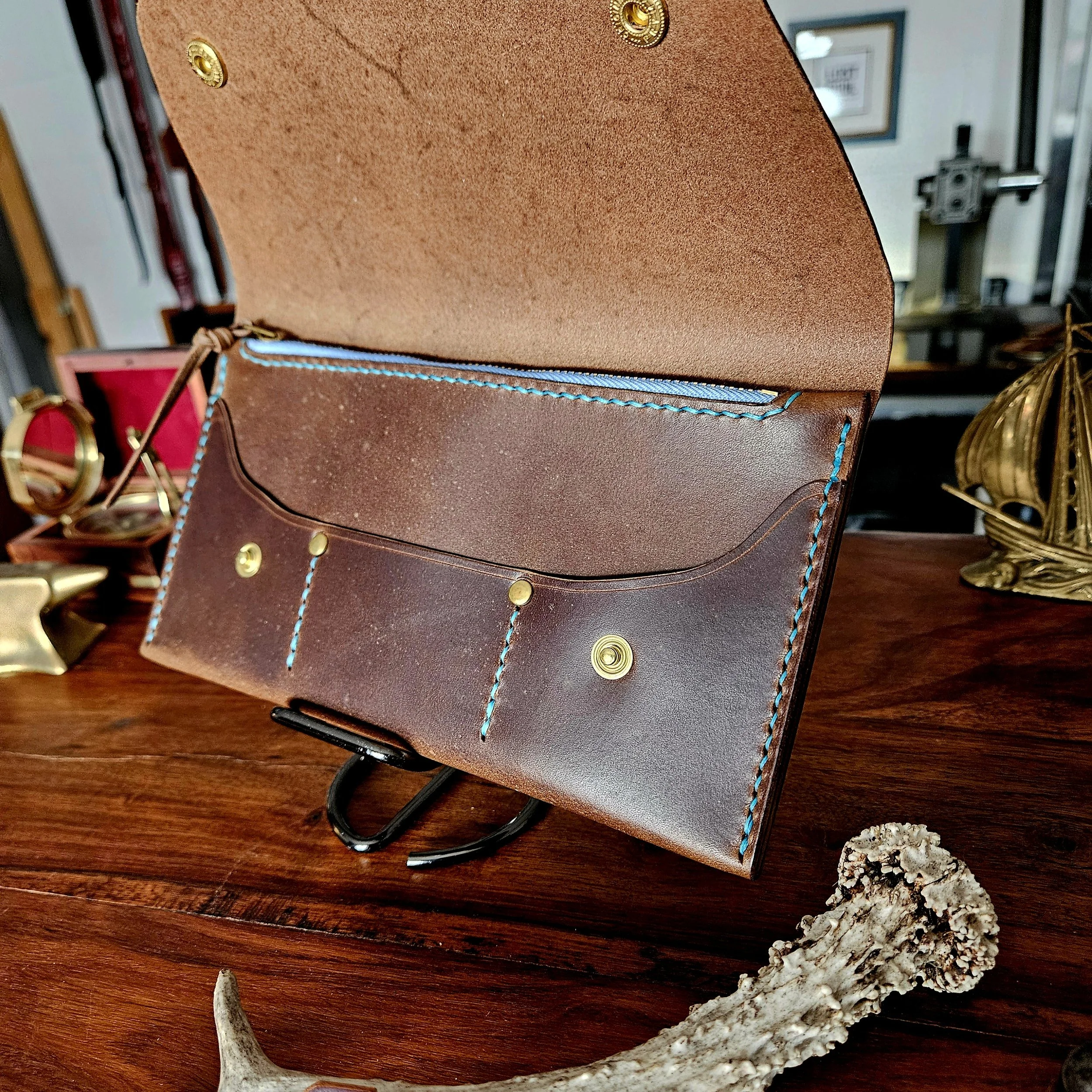 Ladies vegetable tanned leather handmade, hand stitched clutch purse. Made in UK.