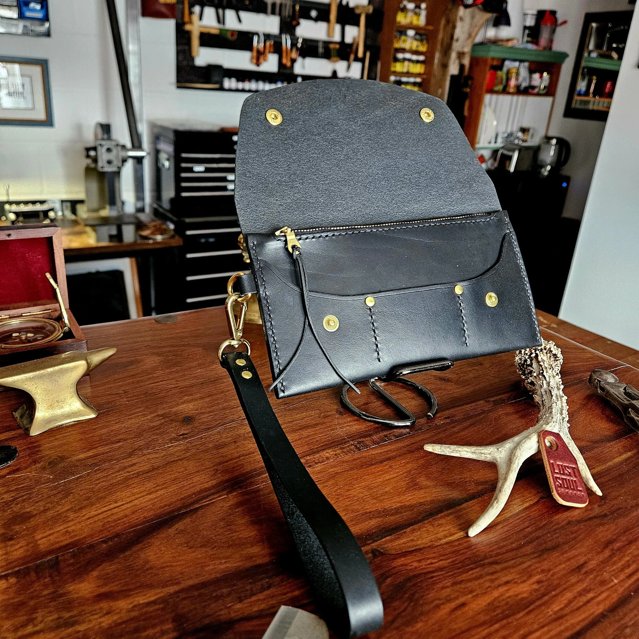 Ladies vegetable tanned leather handmade, hand stitched clutch purse. Made in UK.