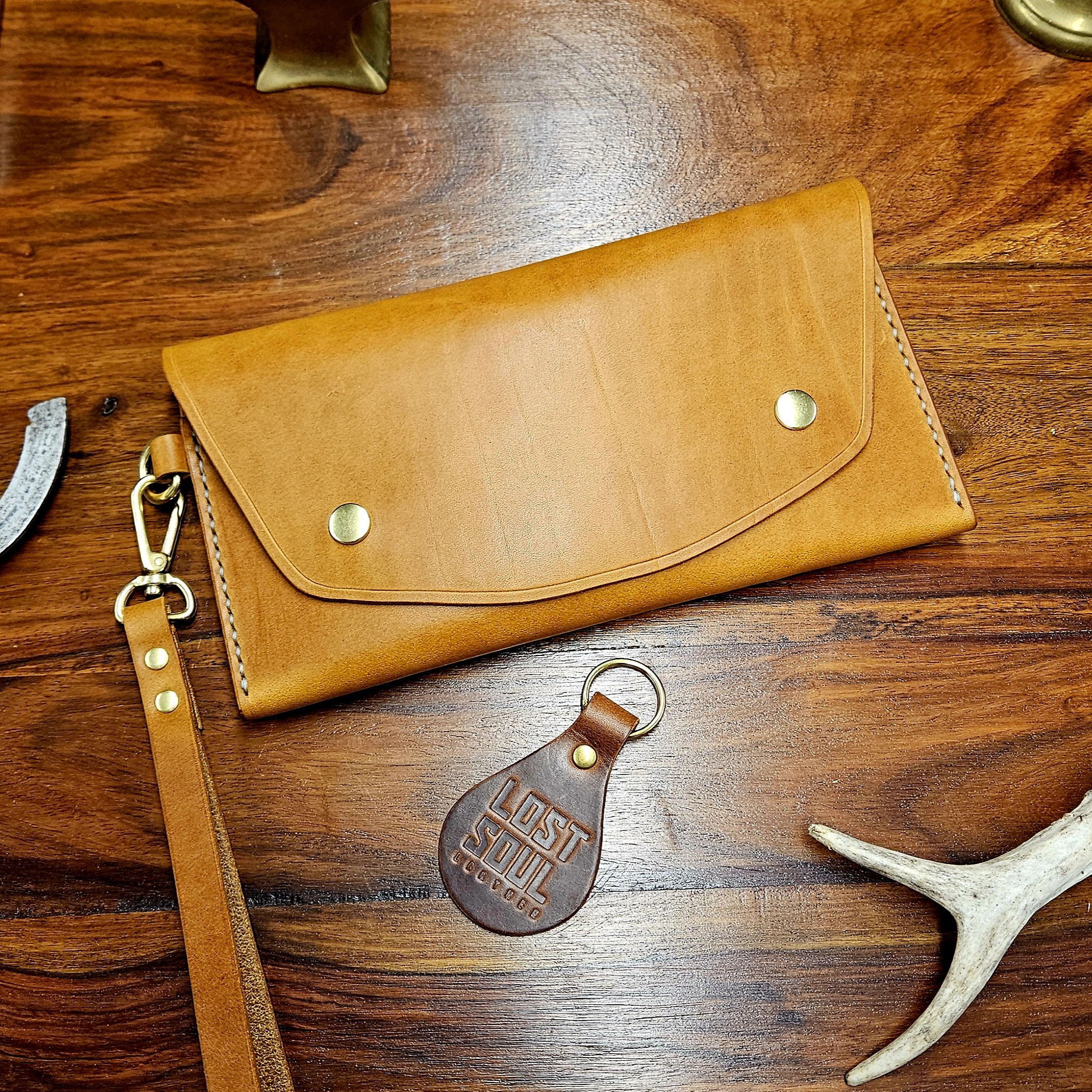 Ladies vegetable tanned leather handmade, hand stitched clutch purse.