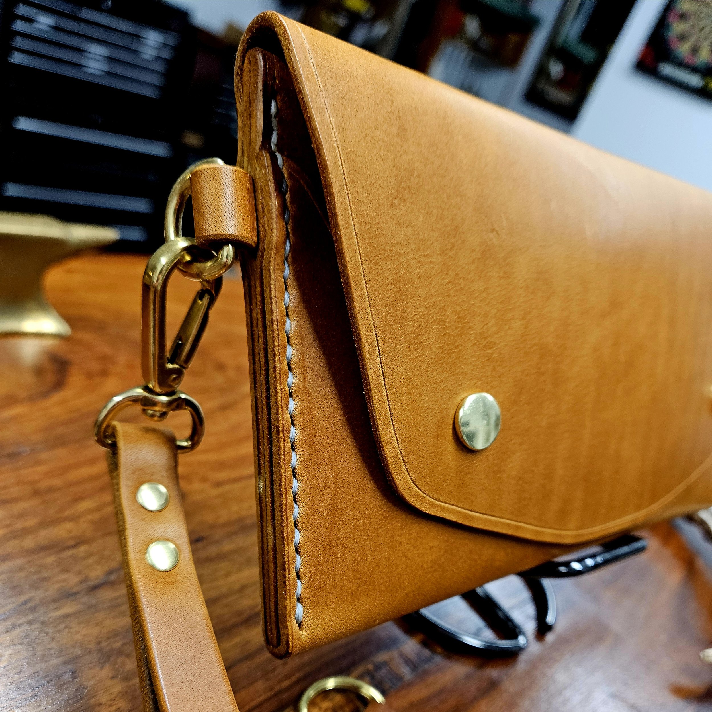 Ladies vegetable tanned leather handmade, hand stitched clutch purse.