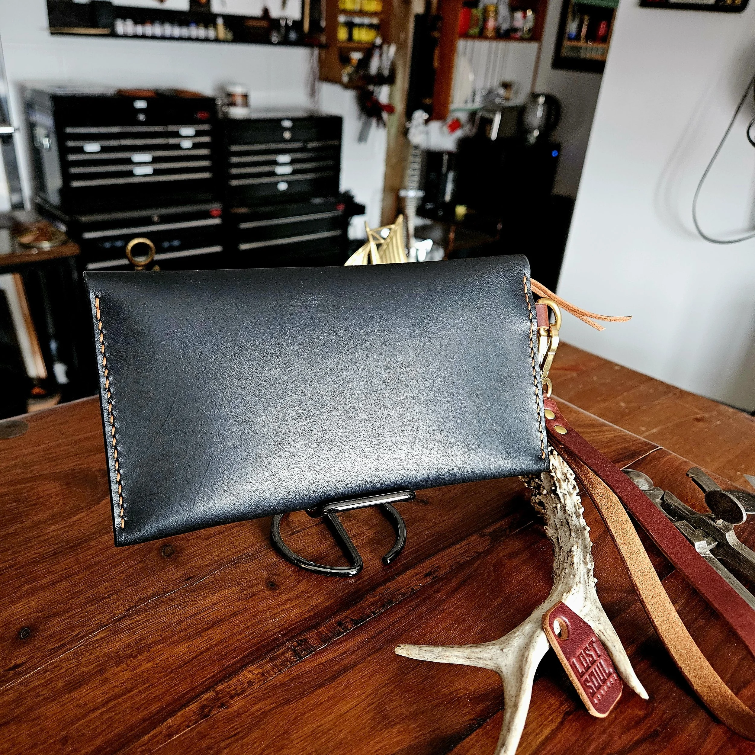Ladies vegetable tanned leather handmade, hand stitched clutch purse. Made in UK.