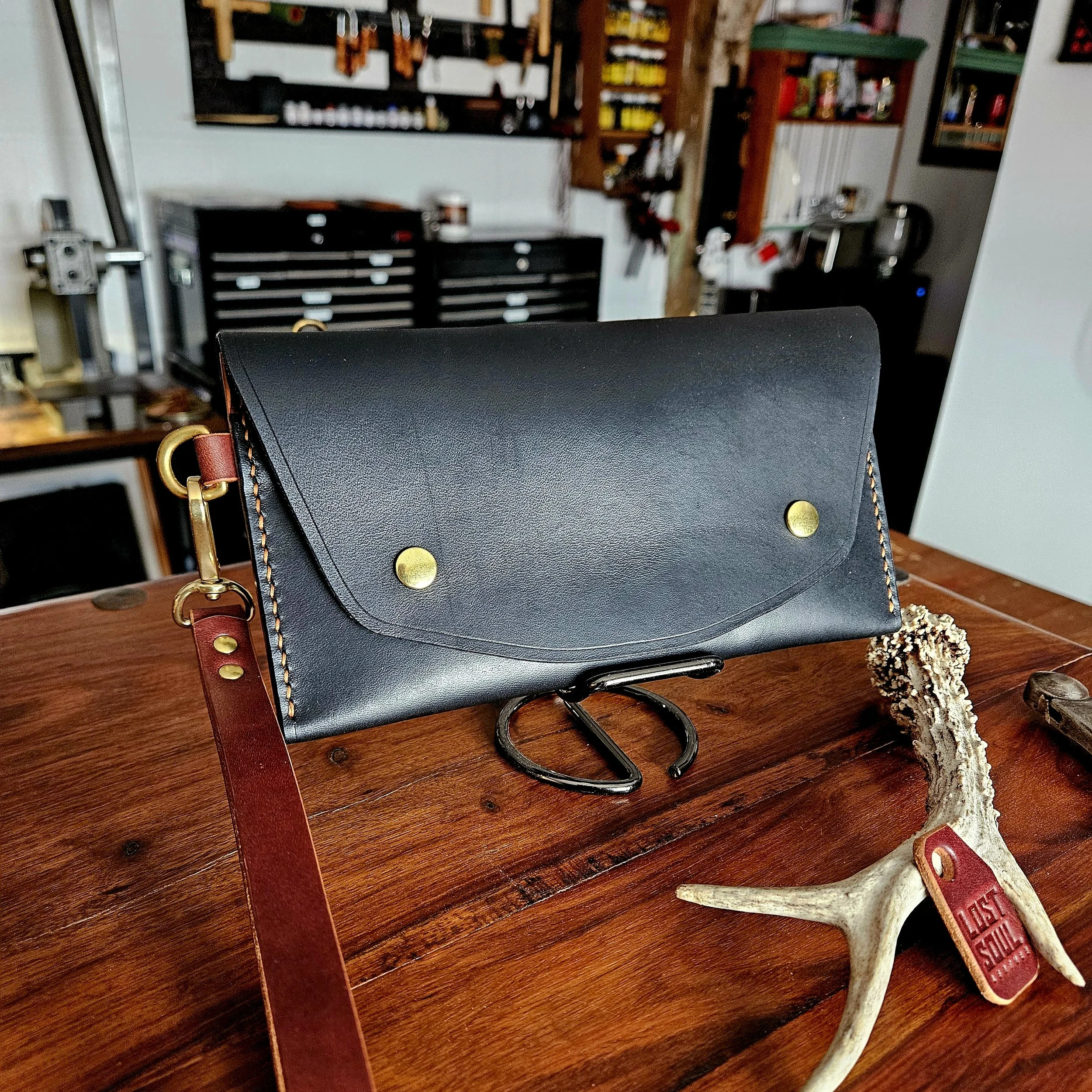 Ladies vegetable tanned leather handmade, hand stitched clutch purse. Made in UK.