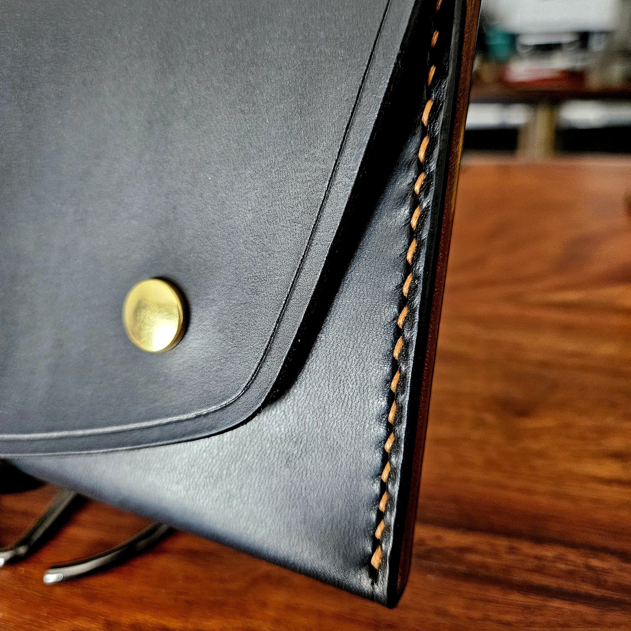 Ladies vegetable tanned leather handmade, hand stitched clutch purse.